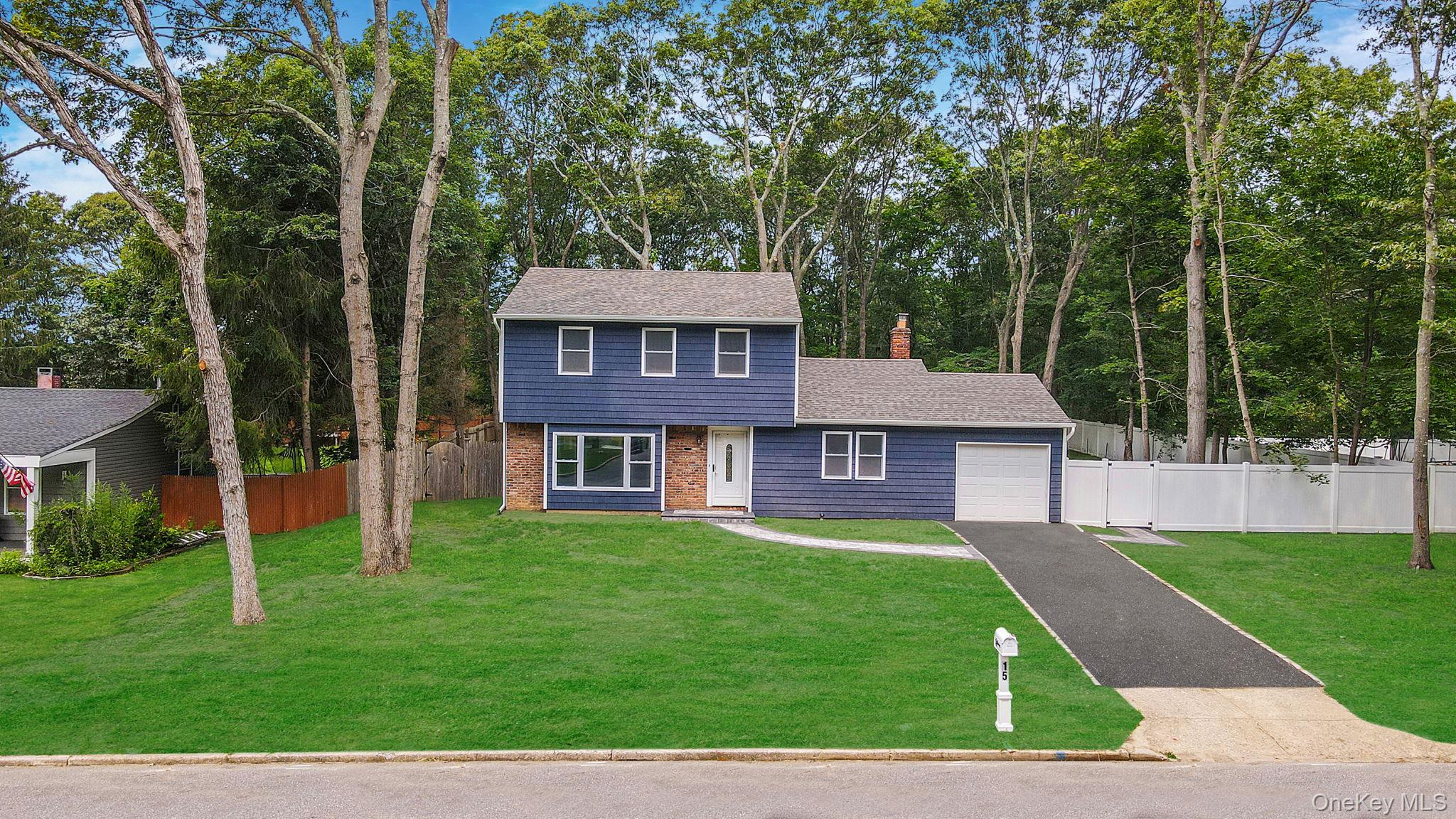 15 Bellaire Drive, Ridge, NY 11961