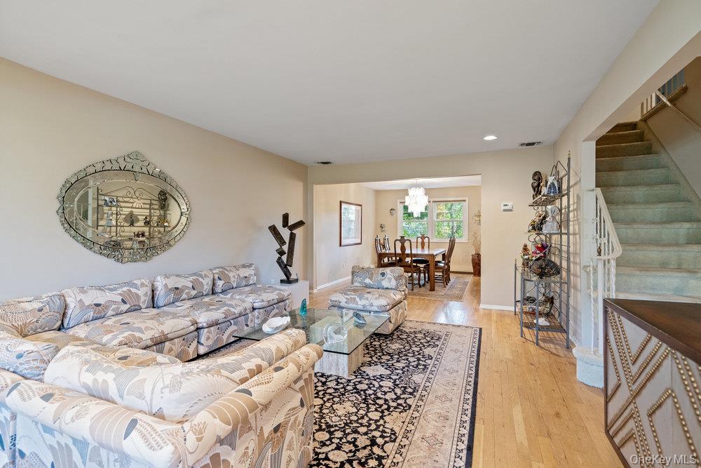 10 Quincy Lane, Smithtown, NY 11787