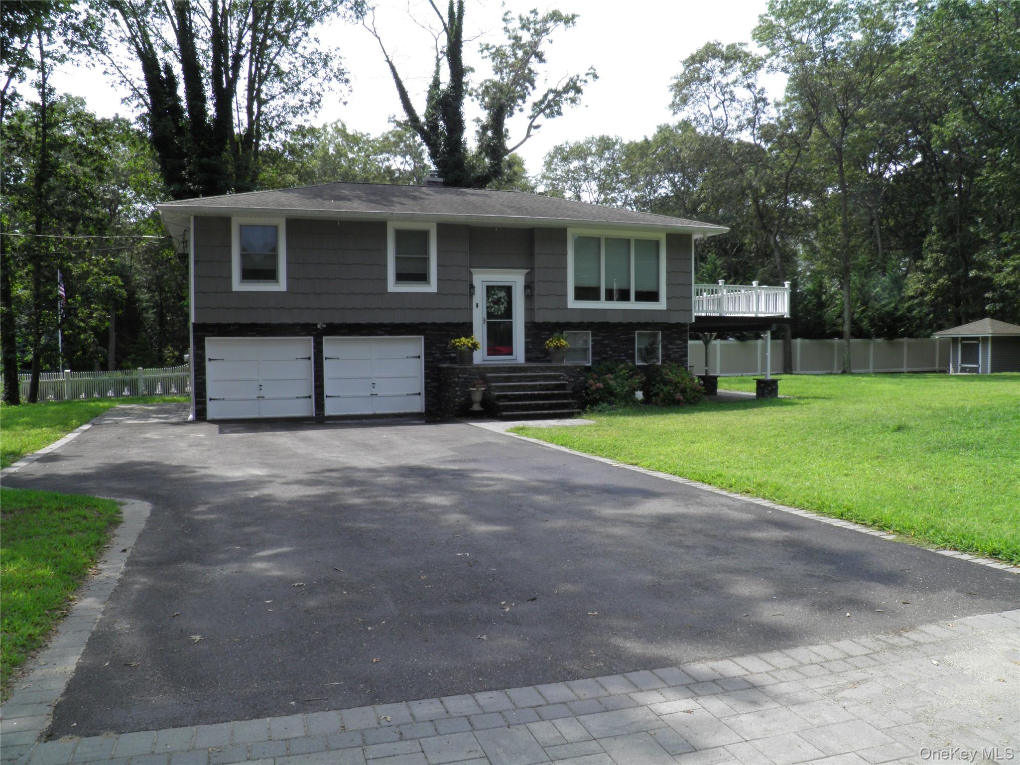 2 Argyle Place, Smithtown, NY 11787