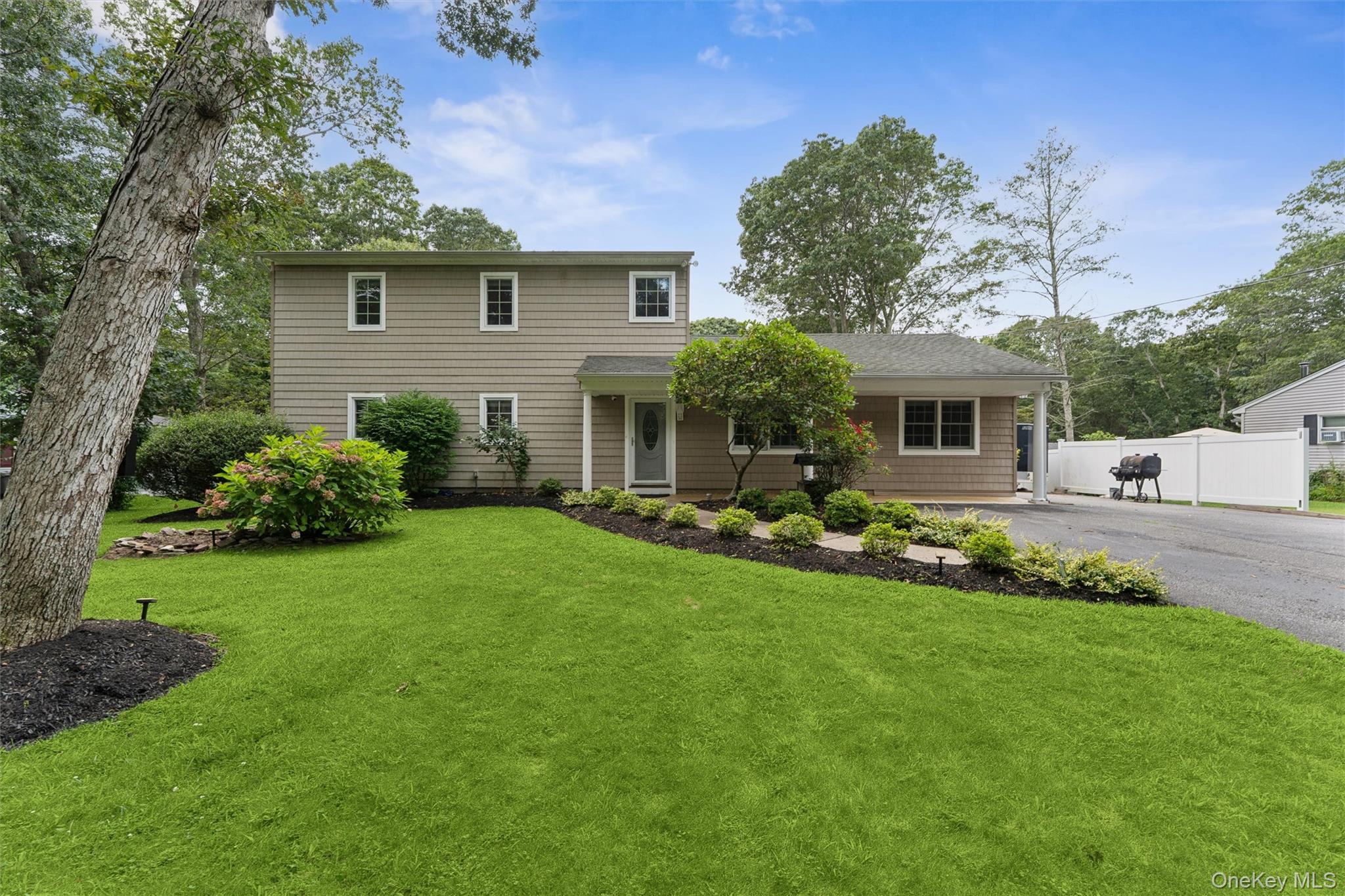 28 Trainor Ave, Center Moriches, NY 11934