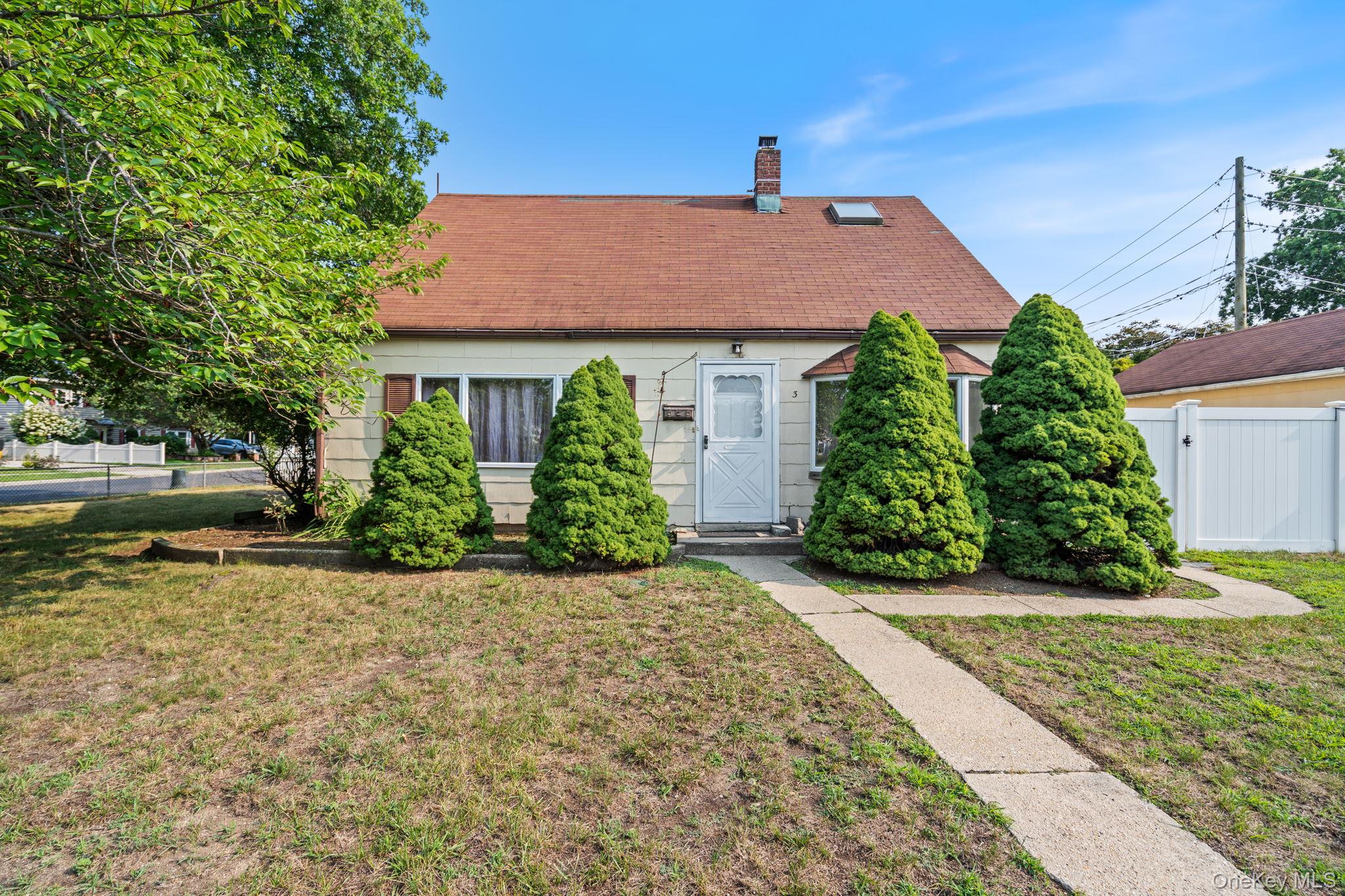 3 Clover Lane, Levittown, NY 11756