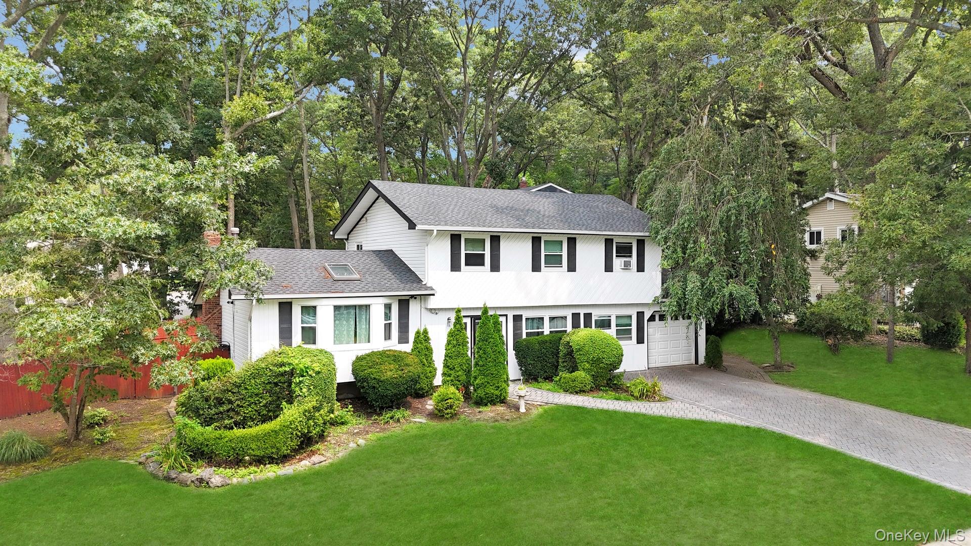 1 Barrington Drive, Wheatley Heights, NY 11798