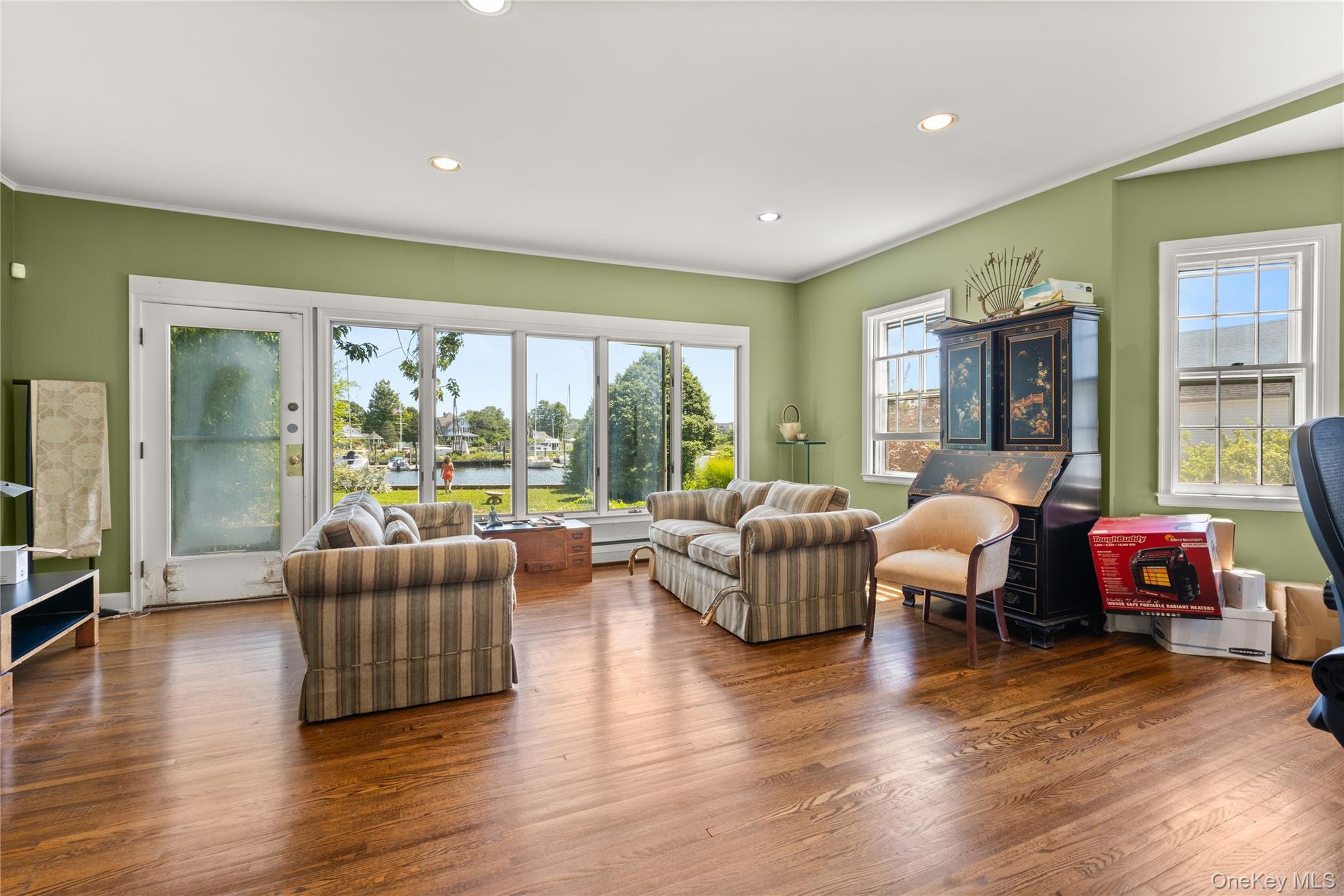 3 Coles Avenue, Amityville, NY 11701