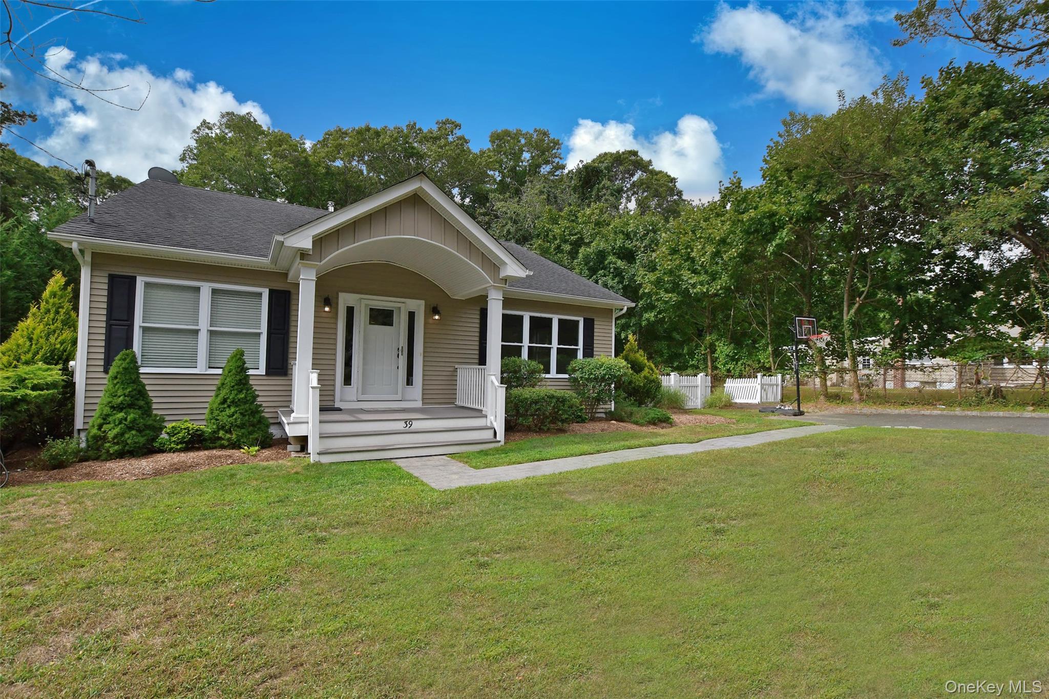 39 Hill Street E, Wading River, NY 11792