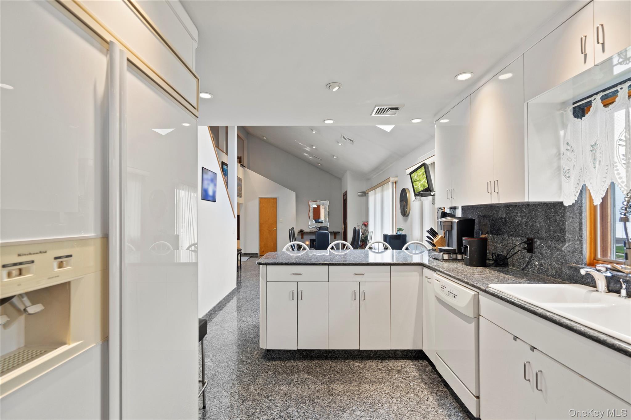 33 Shelter Hill Road, Plainview, NY 11803