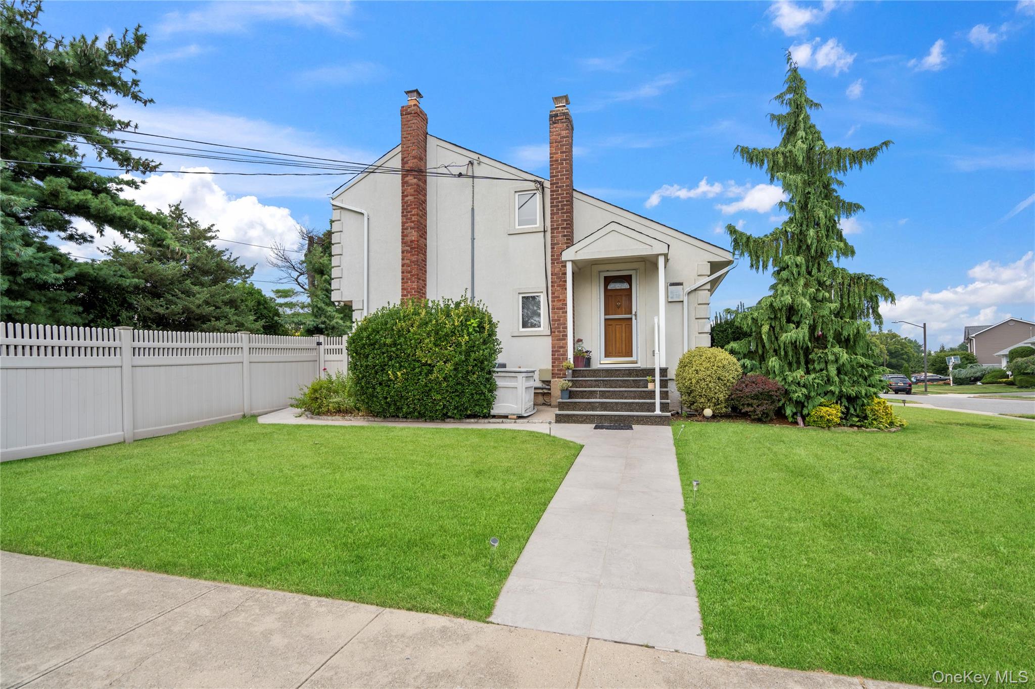 33 Shelter Hill Road, Plainview, NY 11803