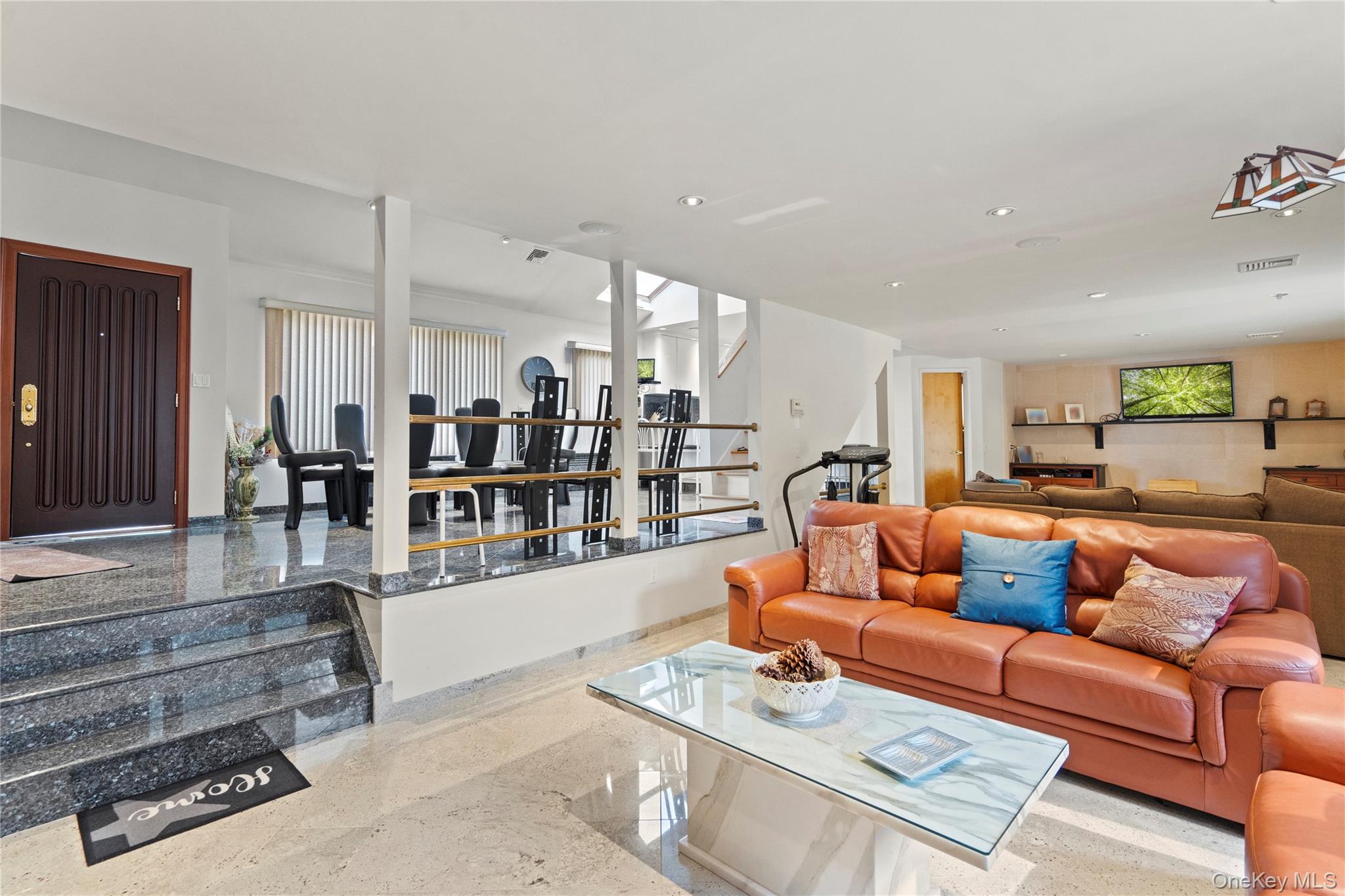 33 Shelter Hill Road, Plainview, NY 11803