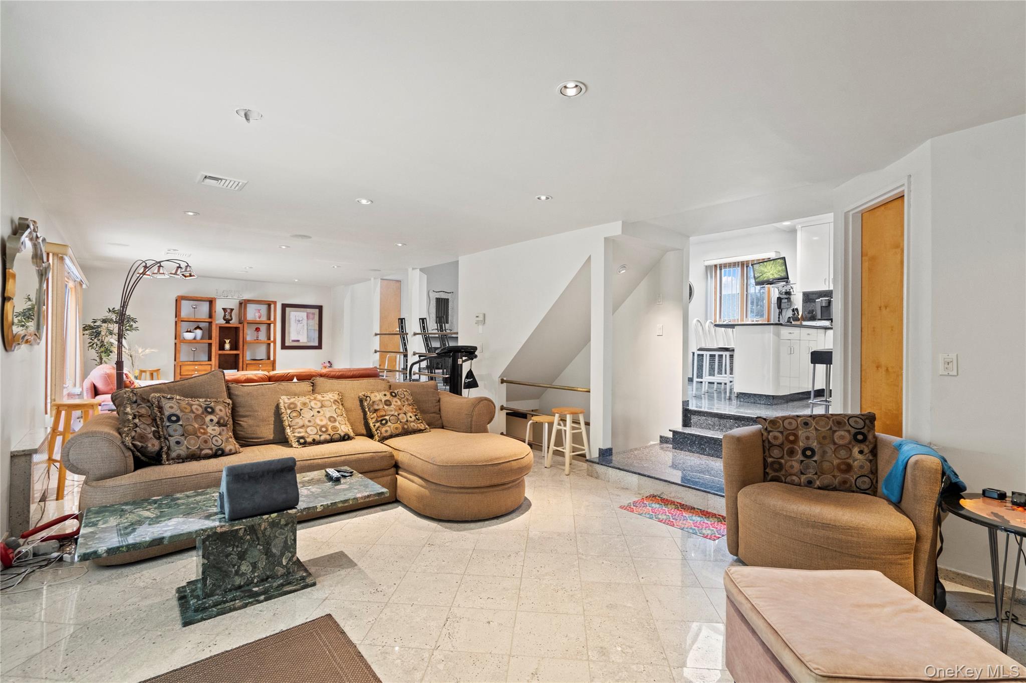 33 Shelter Hill Road, Plainview, NY 11803