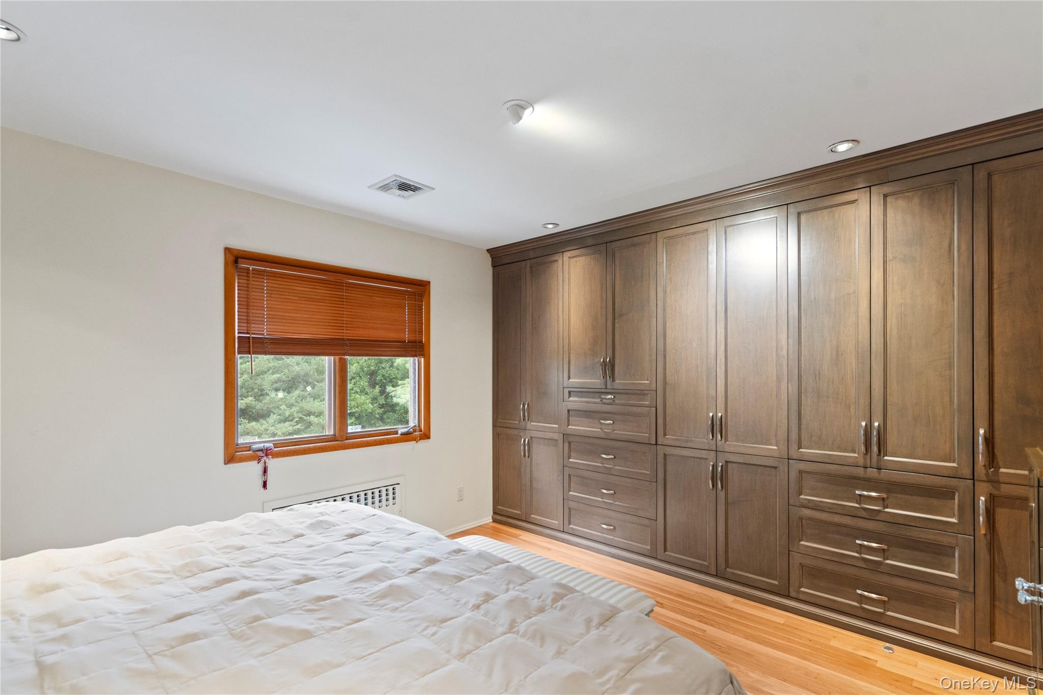 33 Shelter Hill Road, Plainview, NY 11803