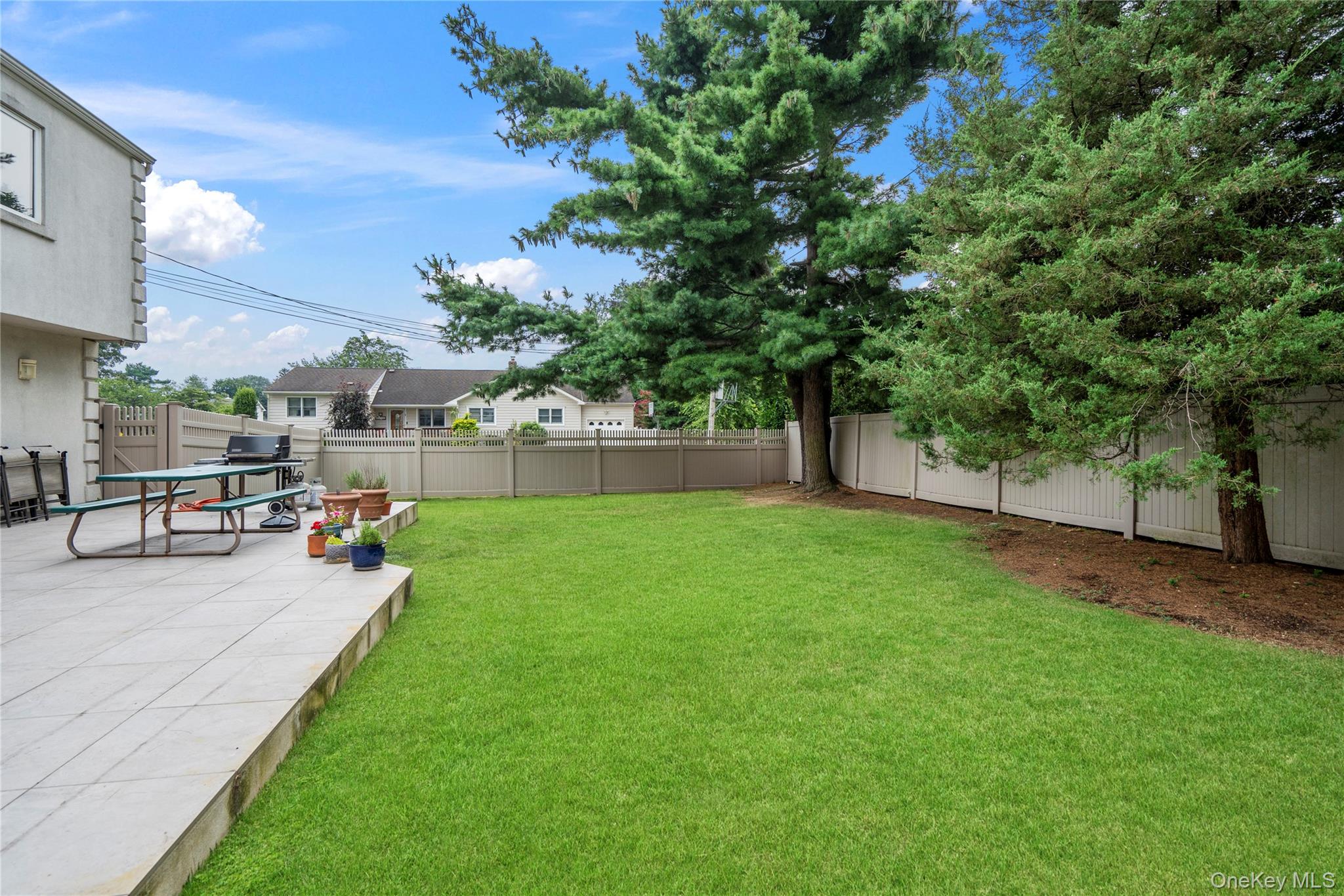 33 Shelter Hill Road, Plainview, NY 11803