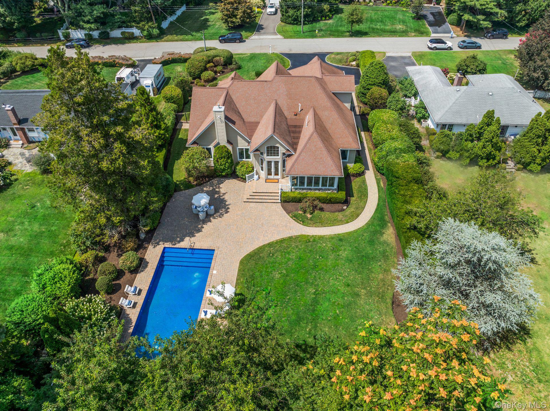 18 Quaker Path, Huntington, NY 11743