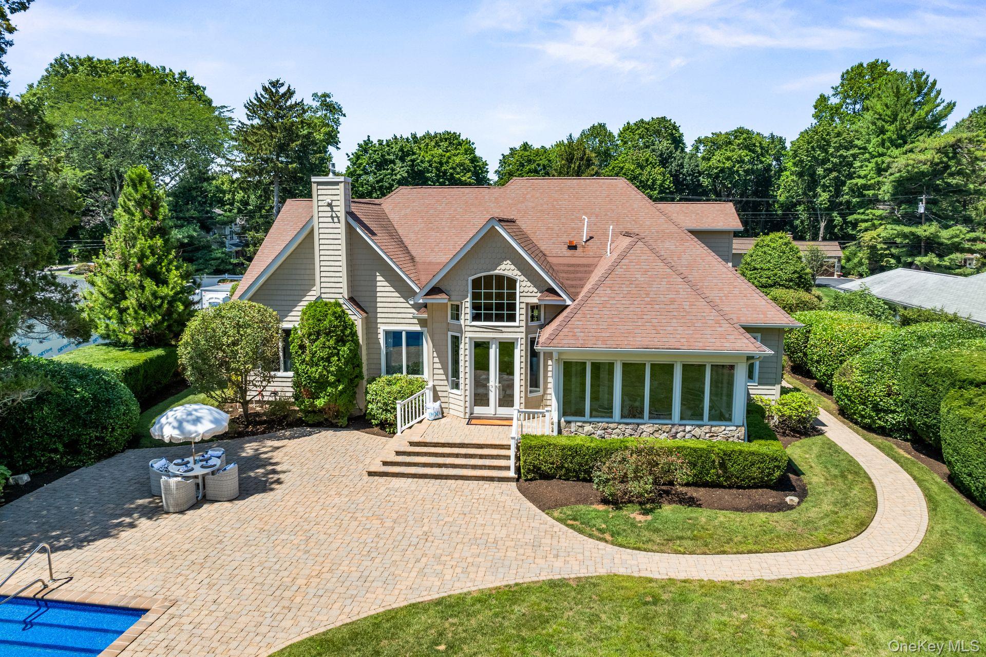 18 Quaker Path, Huntington, NY 11743