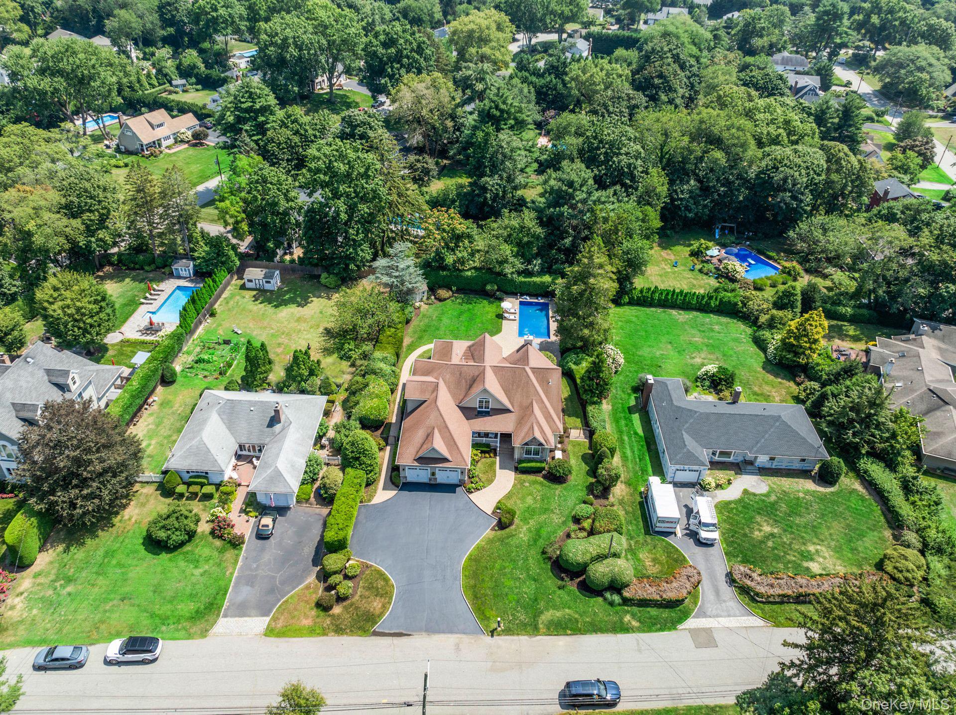 18 Quaker Path, Huntington, NY 11743