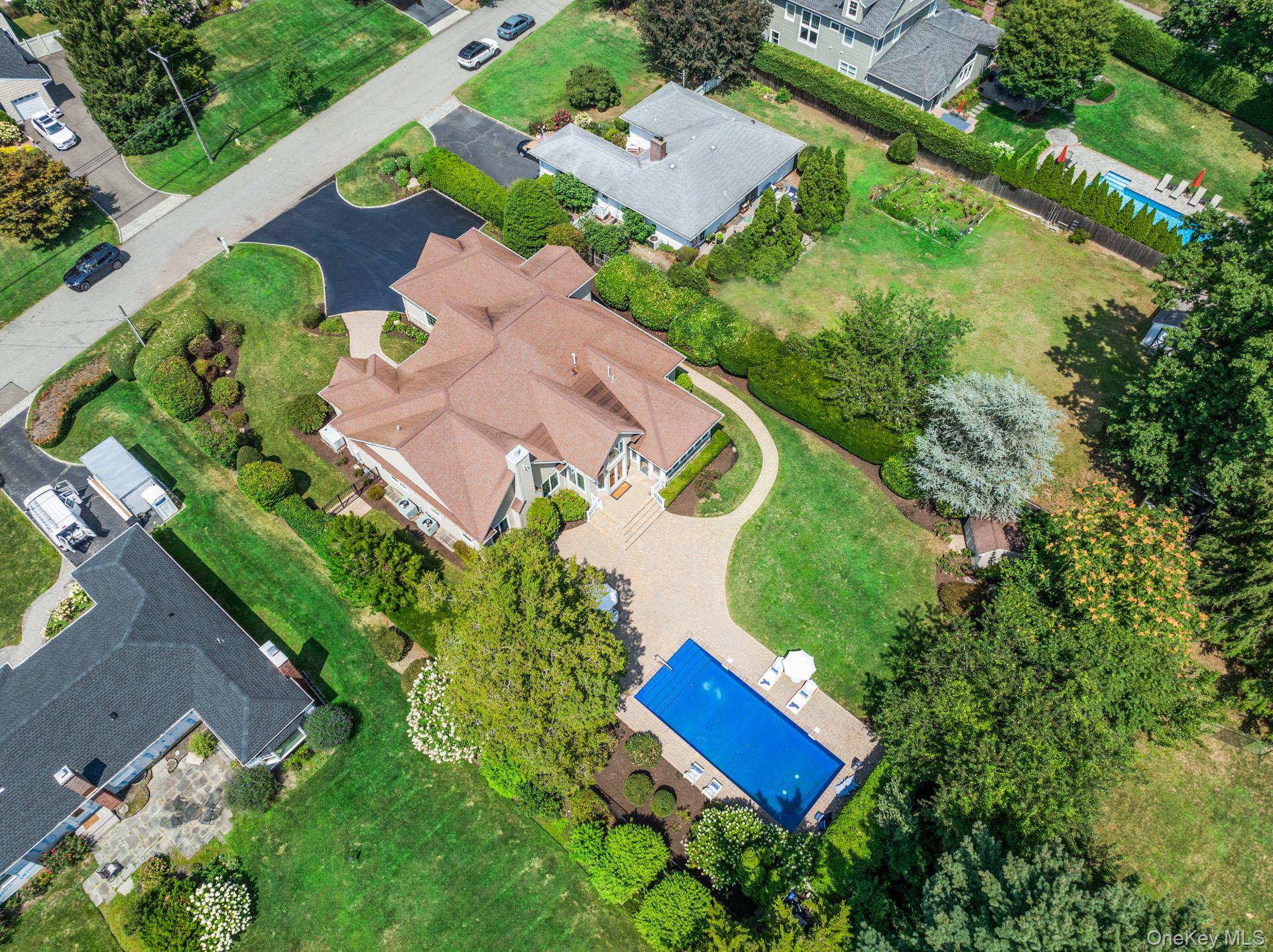 18 Quaker Path, Huntington, NY 11743