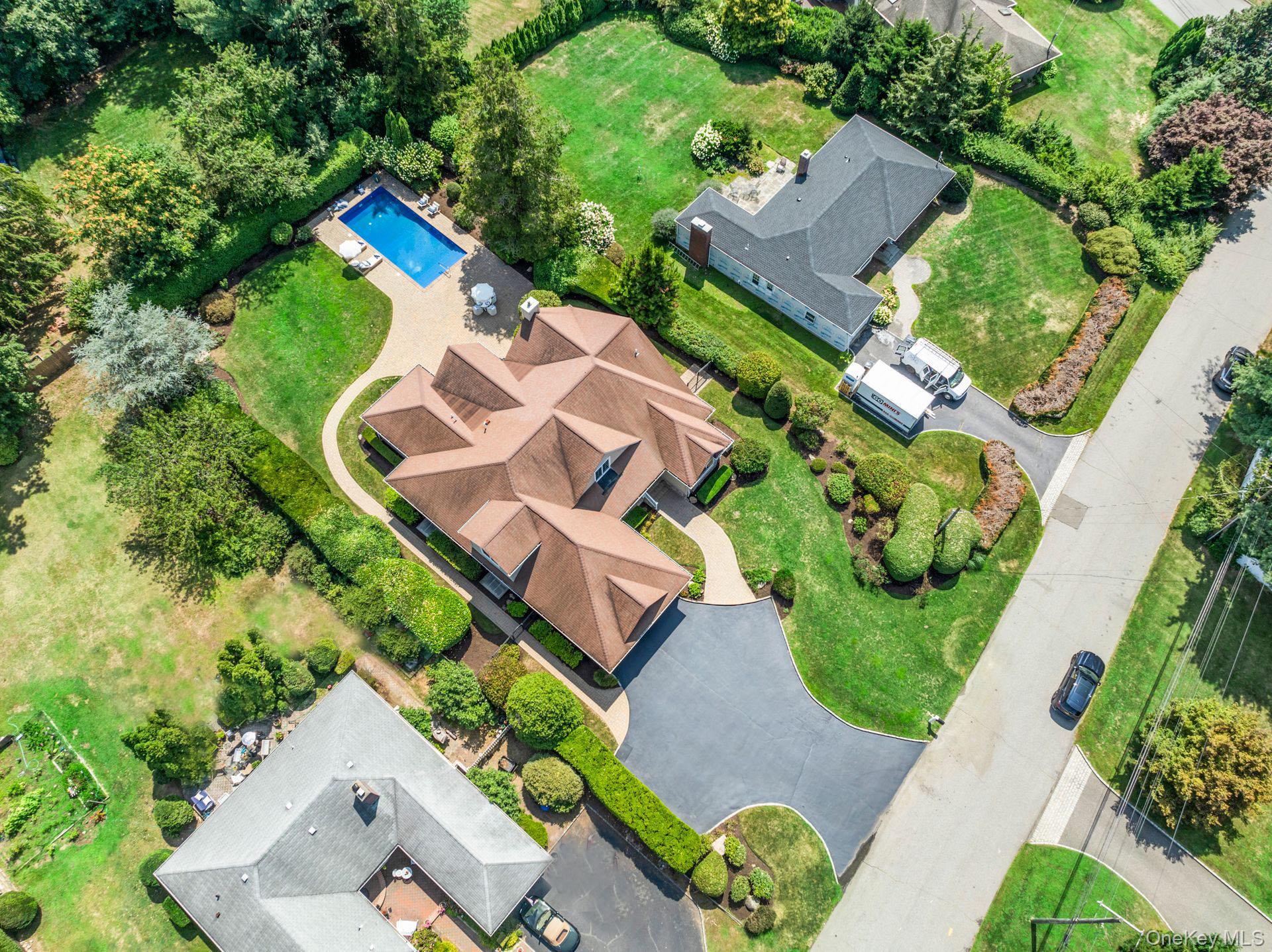 18 Quaker Path, Huntington, NY 11743