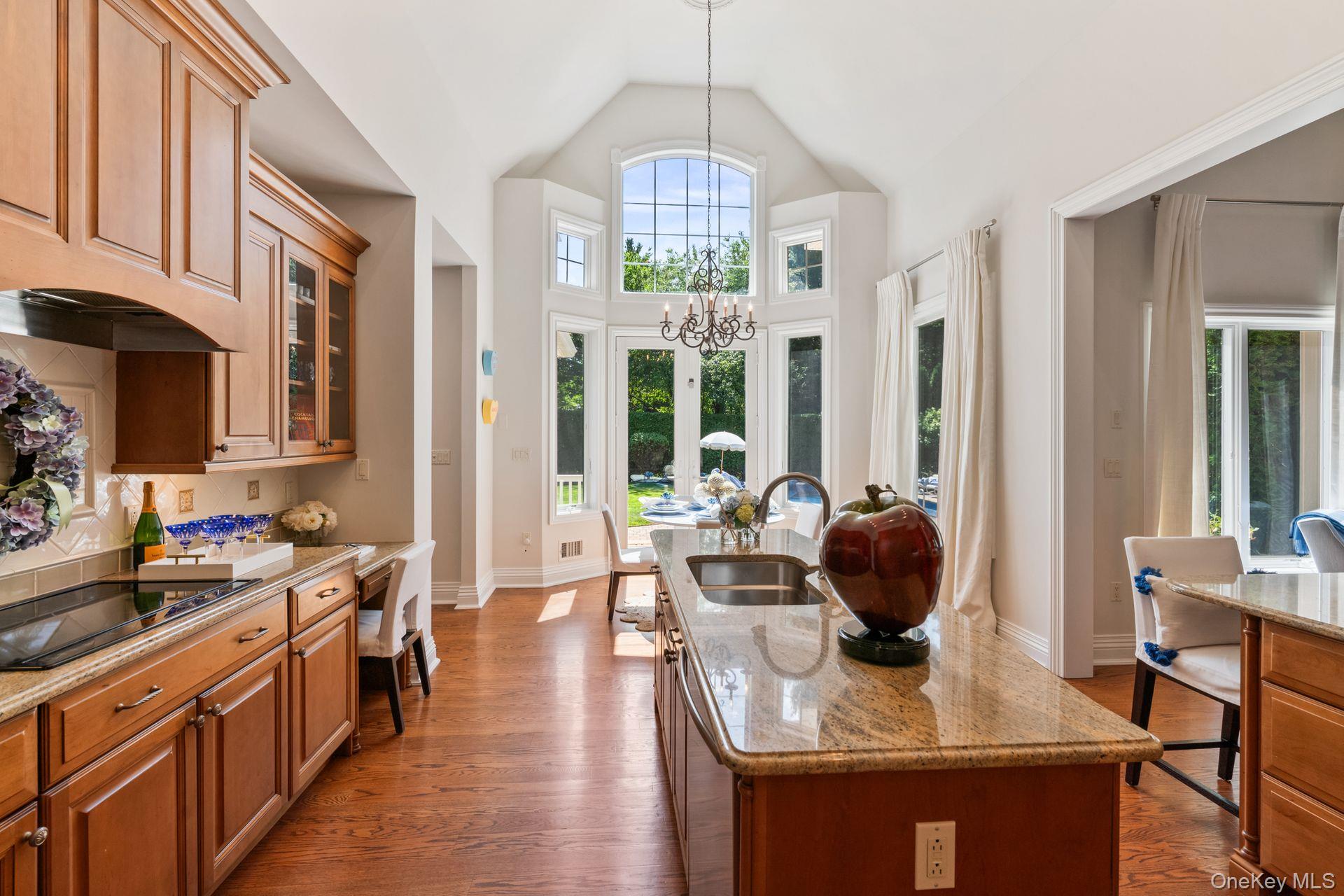 18 Quaker Path, Huntington, NY 11743