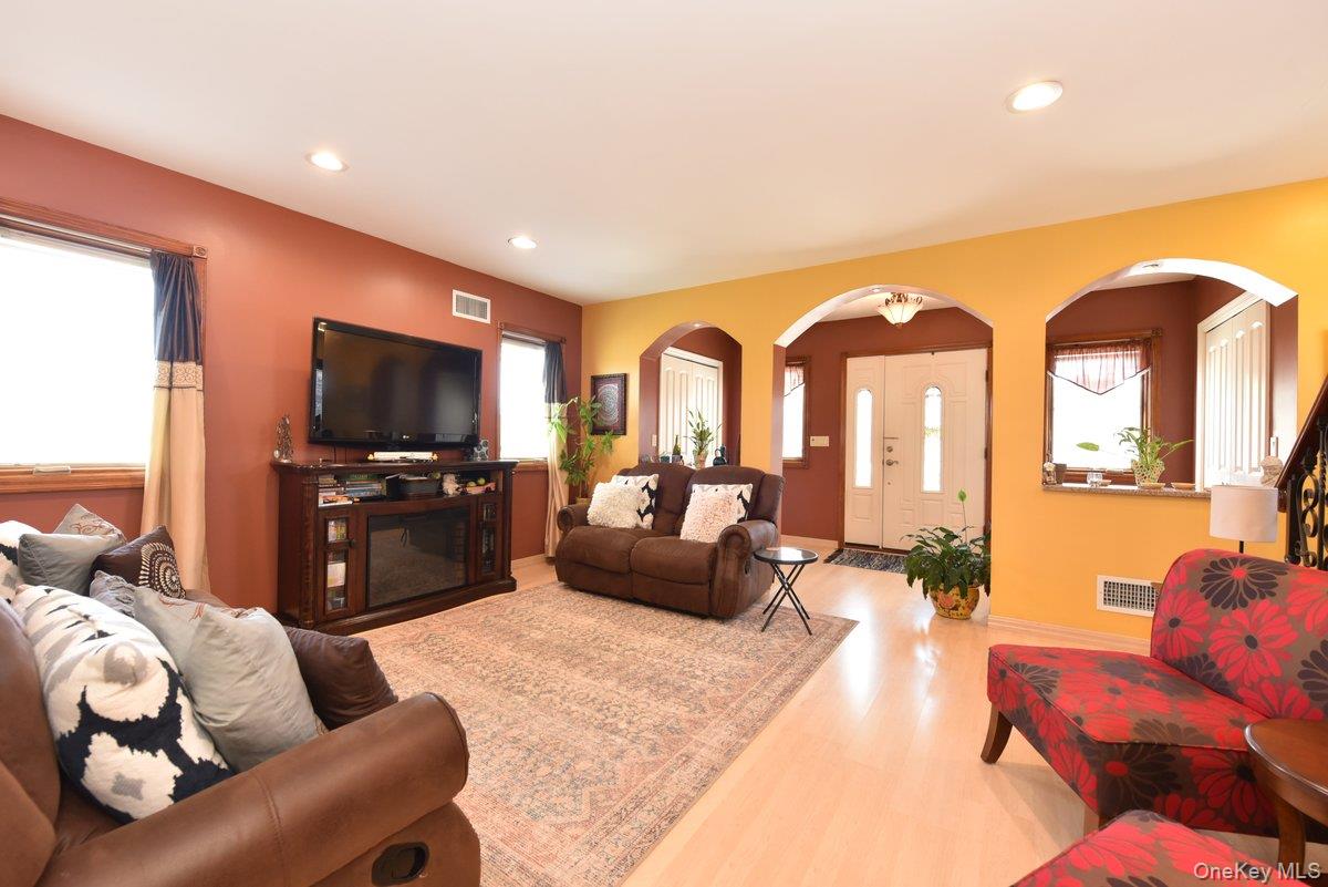 385 Oceanside Parkway, Oceanside, NY 11572