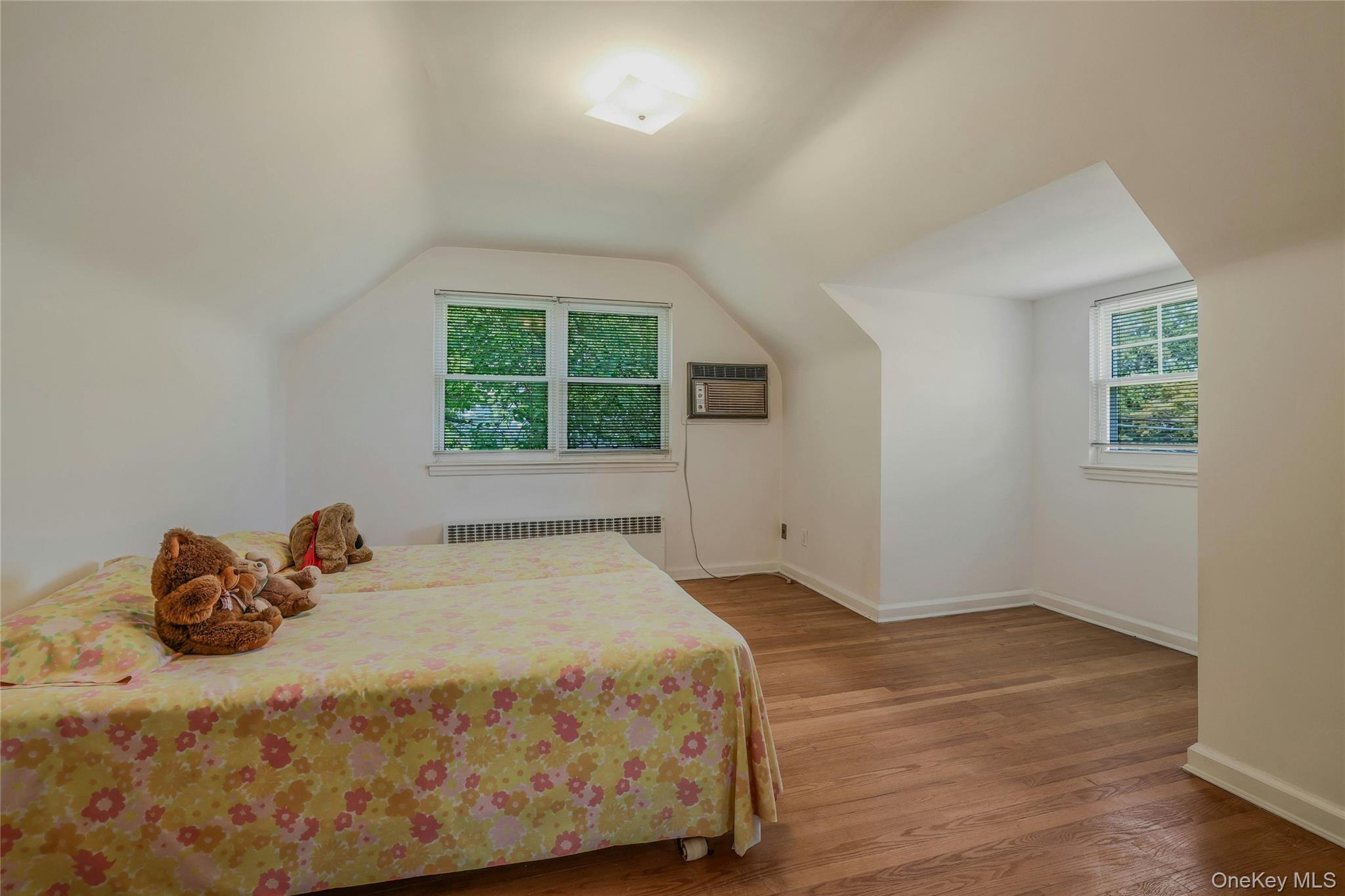 908 6th Avenue, New Hyde Park, NY 11040