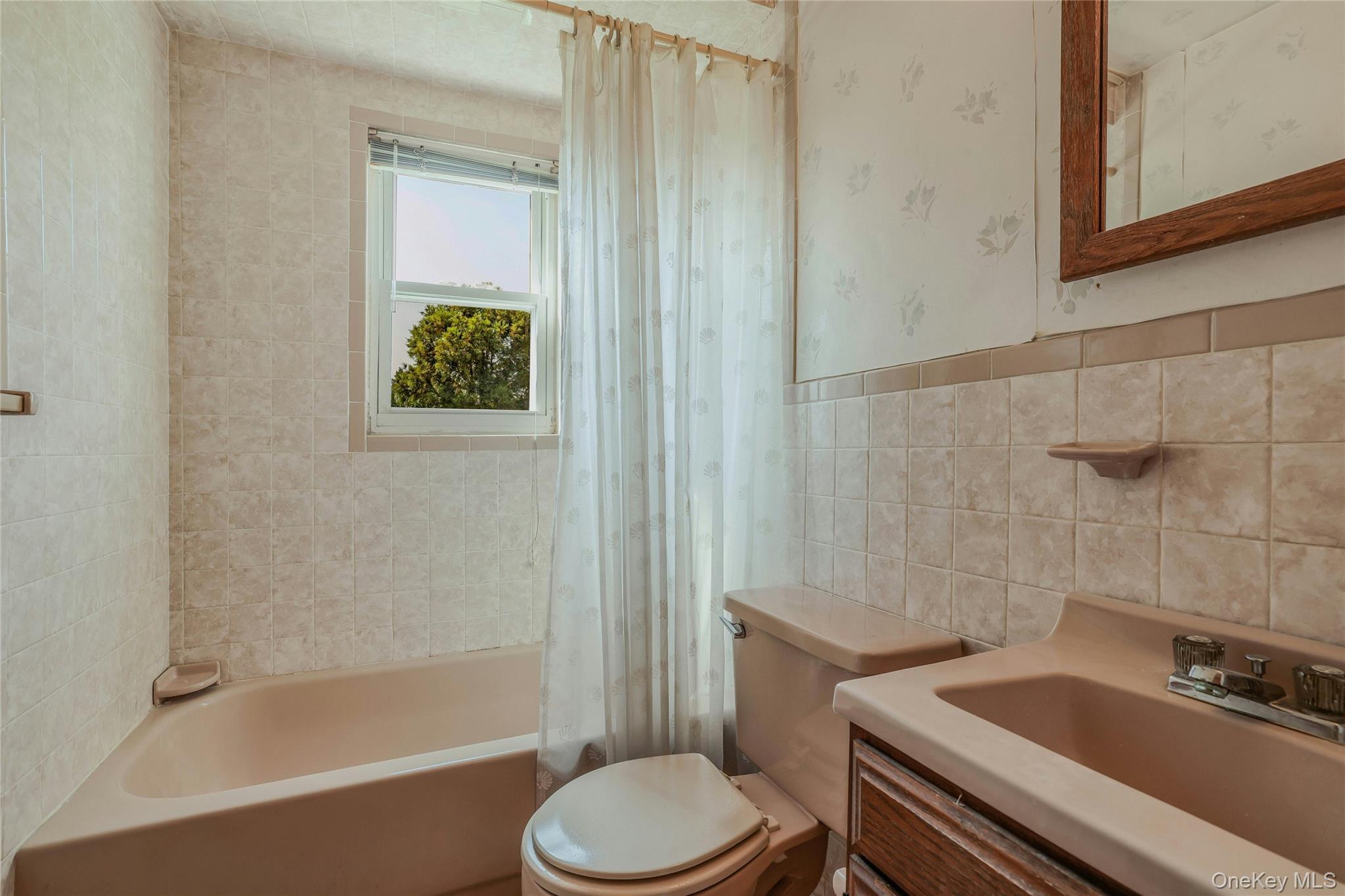 908 6th Avenue, New Hyde Park, NY 11040