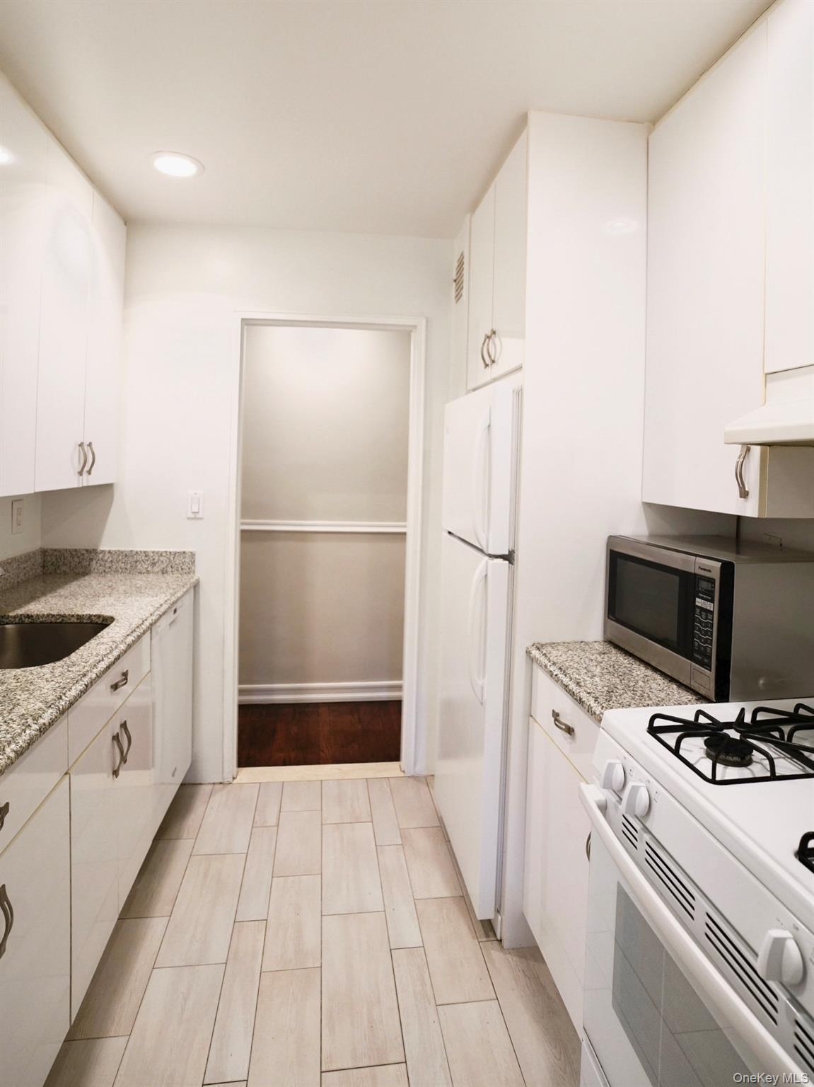 50 Hillpark Avenue # 2F, Great Neck, NY 11021