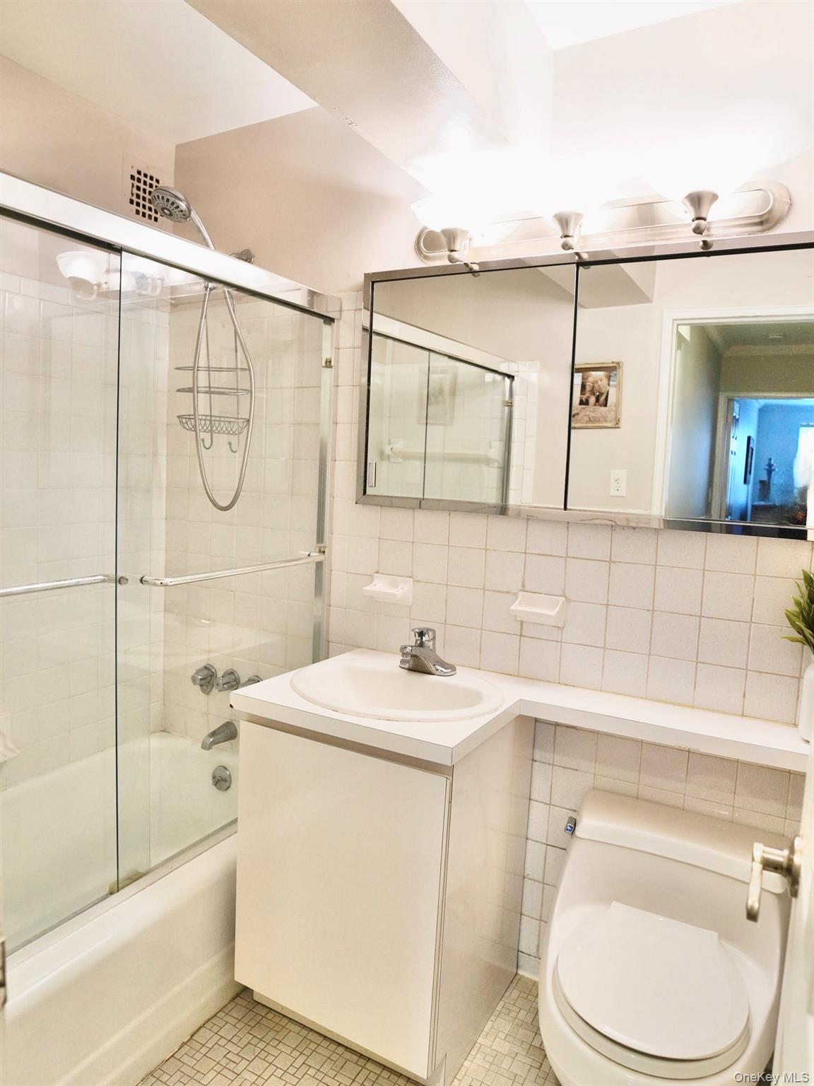 50 Hillpark Avenue # 2F, Great Neck, NY 11021