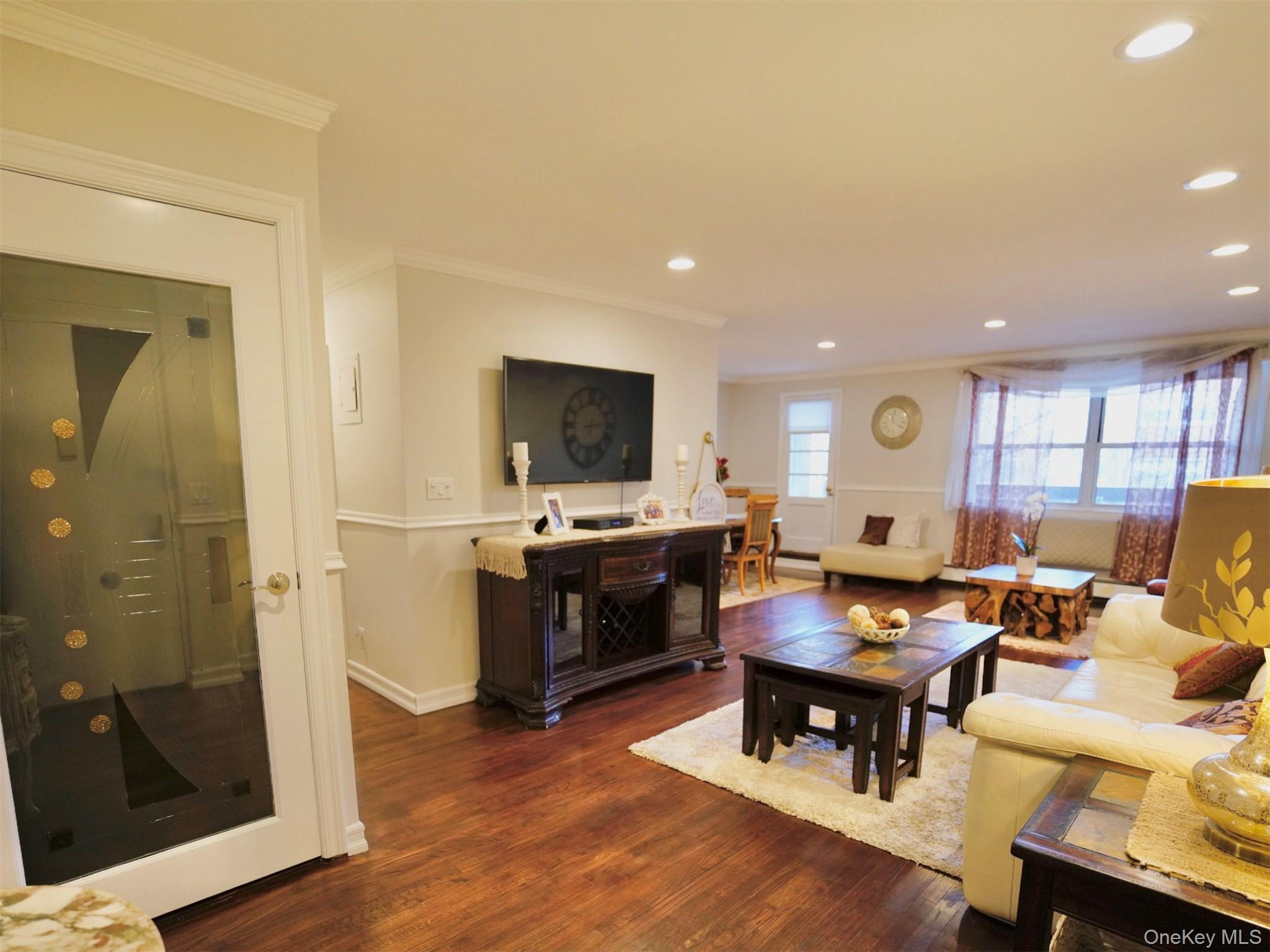 50 Hillpark Avenue # 2F, Great Neck, NY 11021