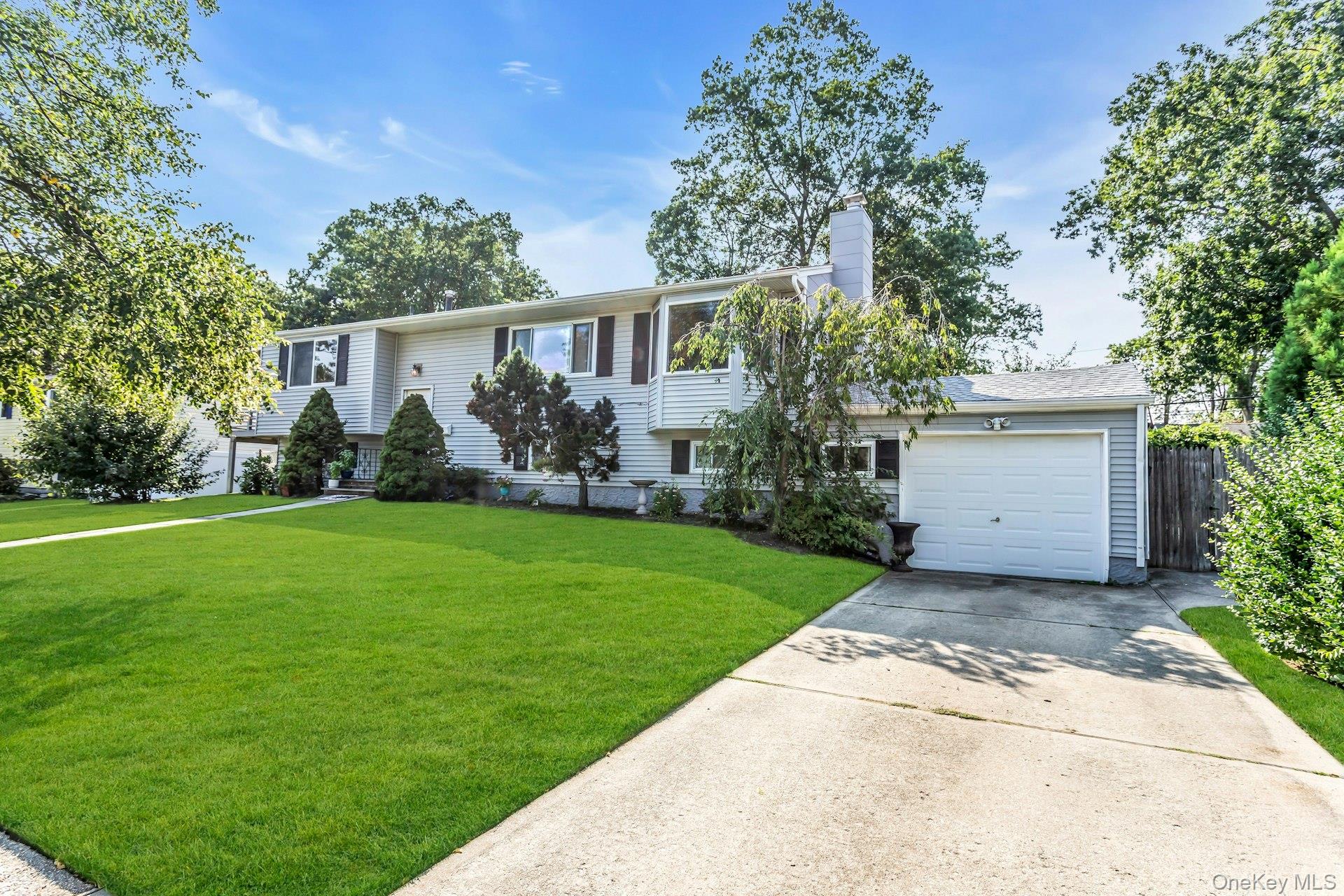 17 Phyllis Drive, East Northport, NY 11731