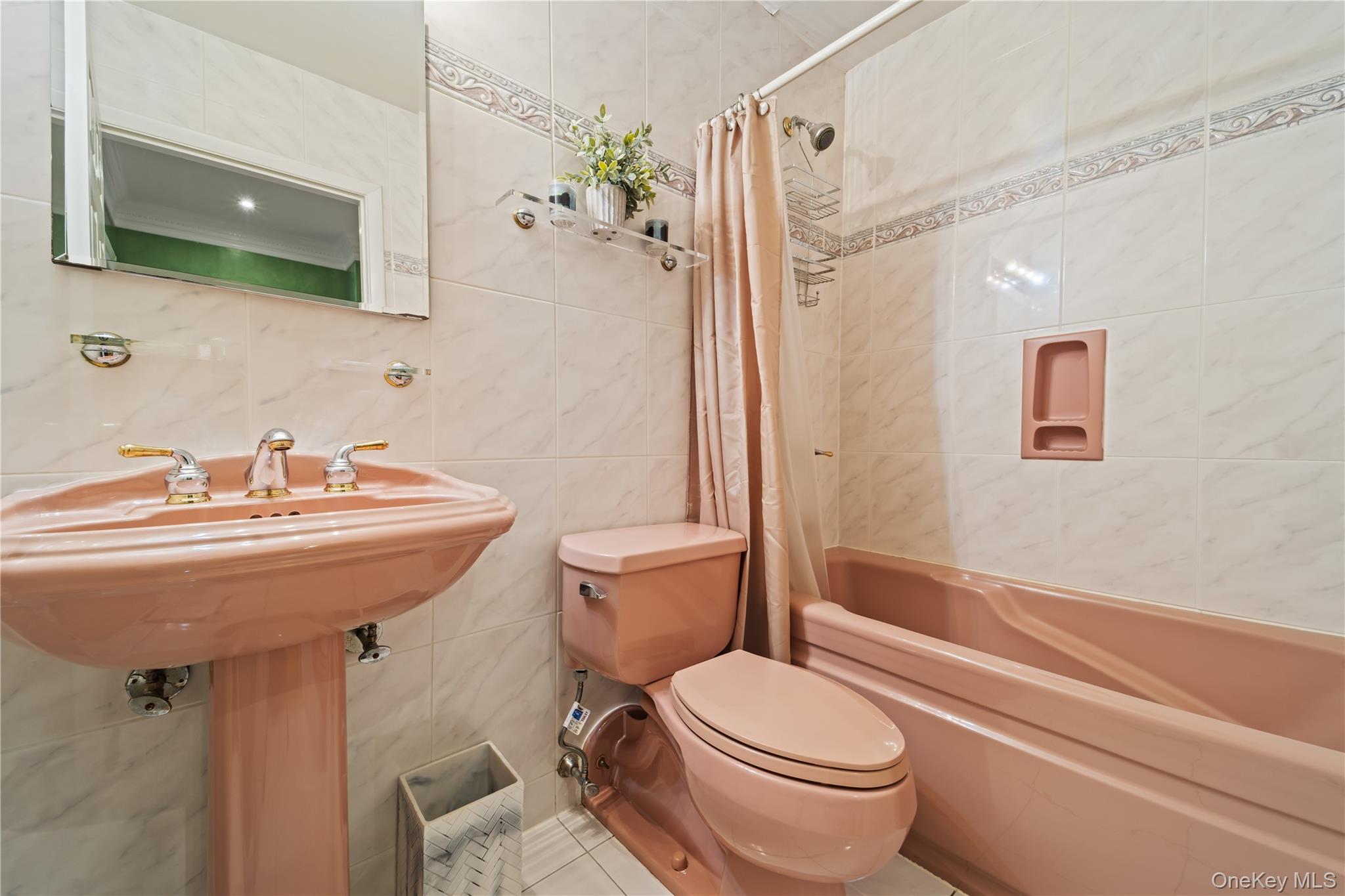 12-35 Robin Lane # Upper, Bayside, NY 11360