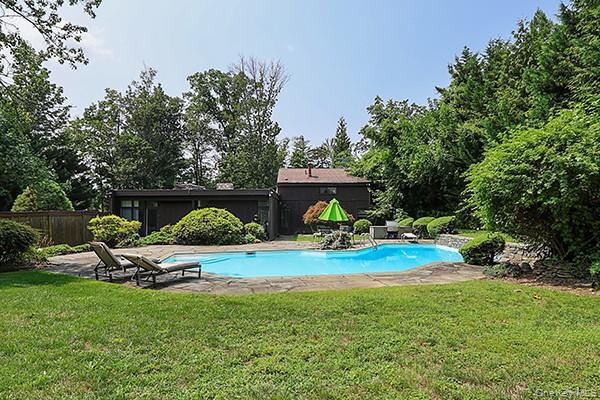 145 Arrandale Avenue, Great Neck, NY 11024