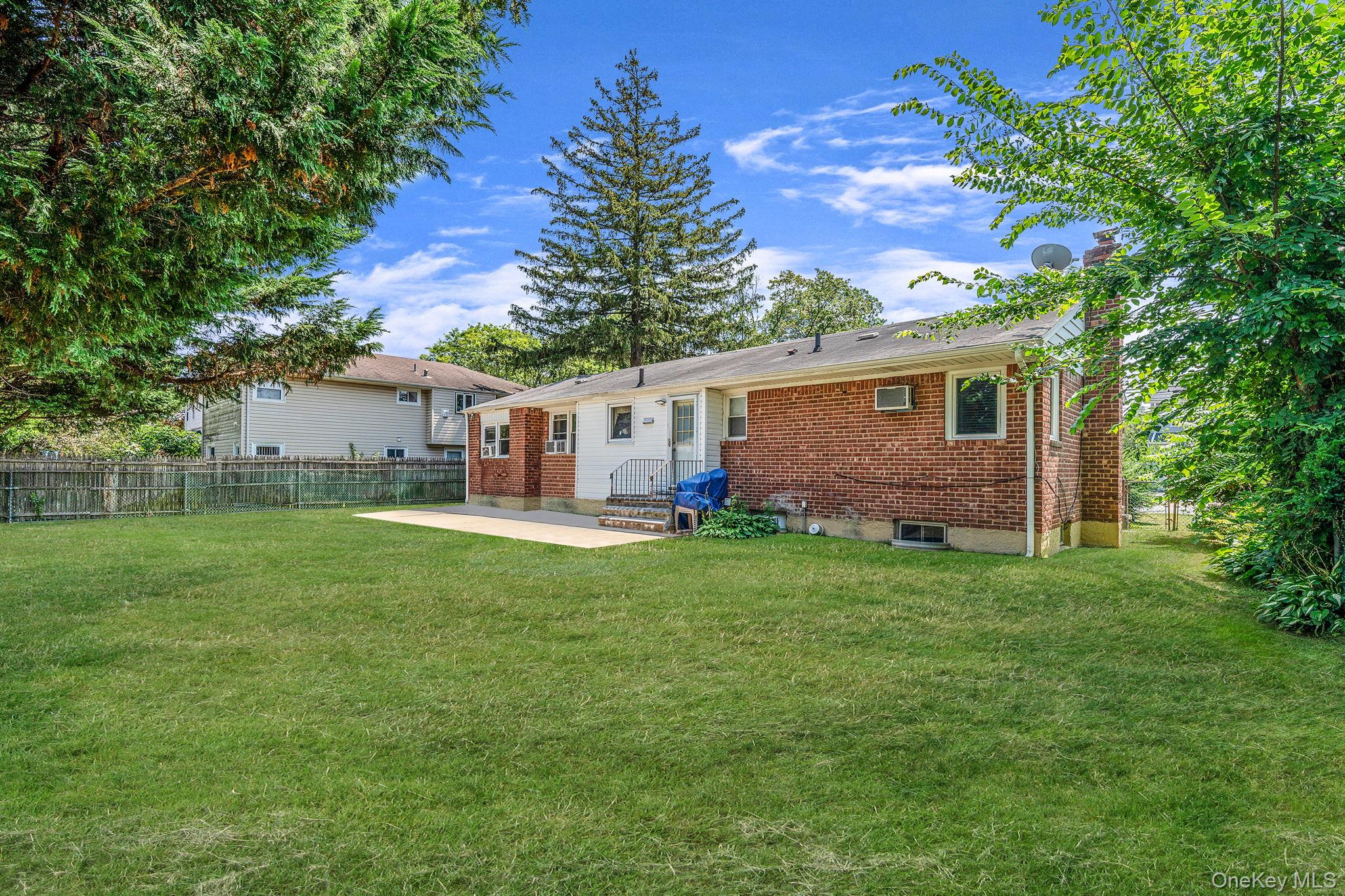 17 McKinley Avenue, Farmingdale, NY 11735