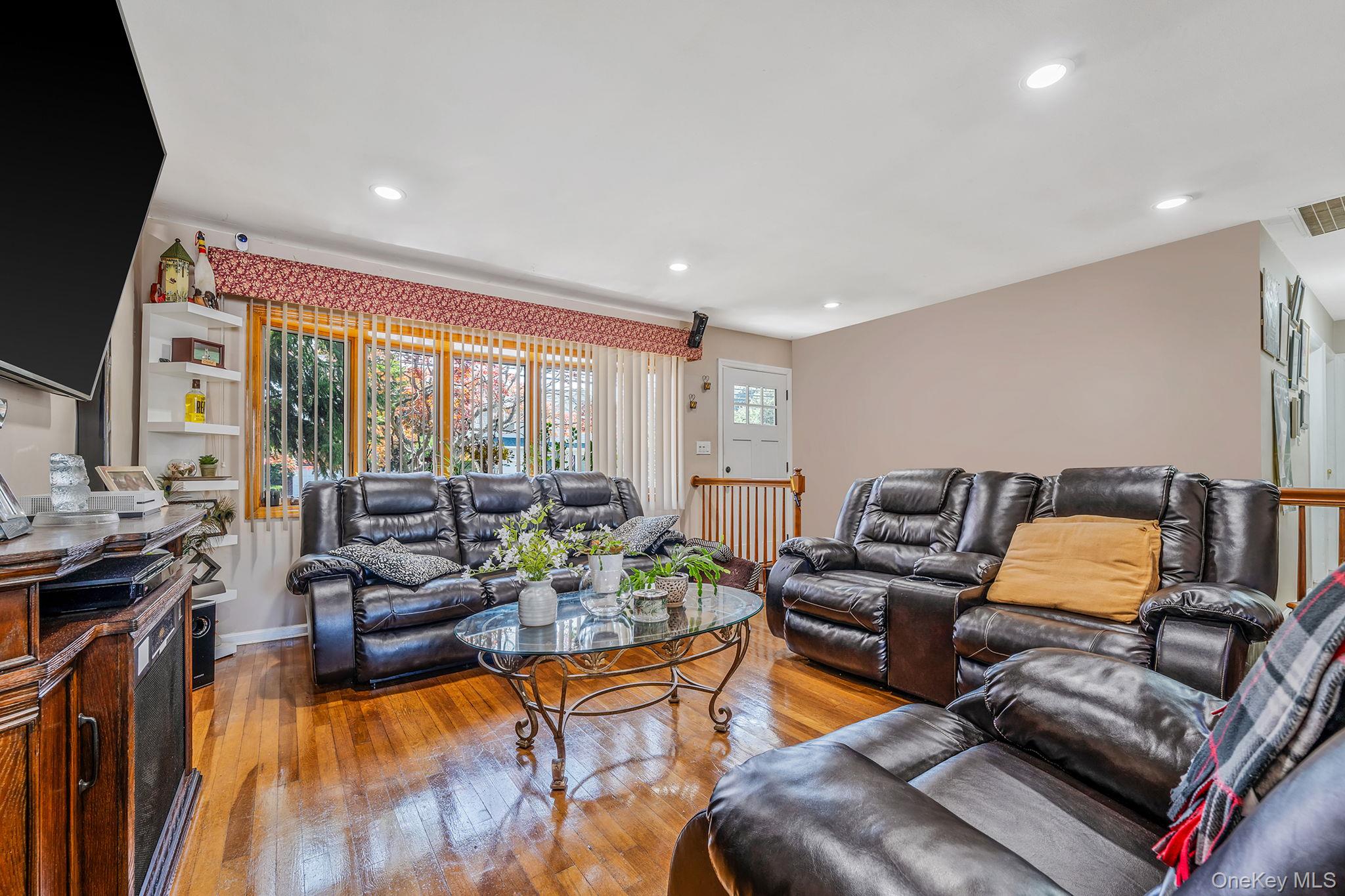 17 McKinley Avenue, Farmingdale, NY 11735