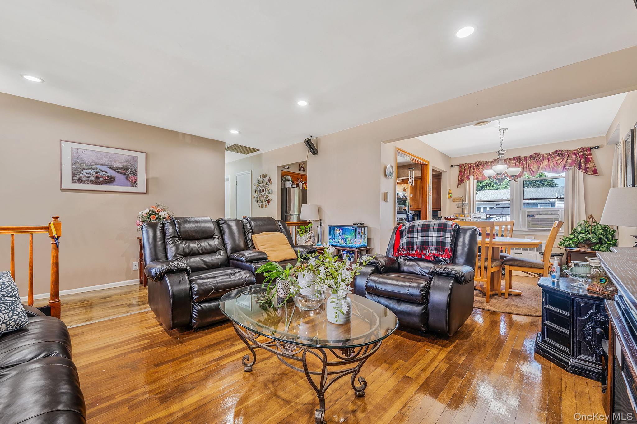 17 McKinley Avenue, Farmingdale, NY 11735