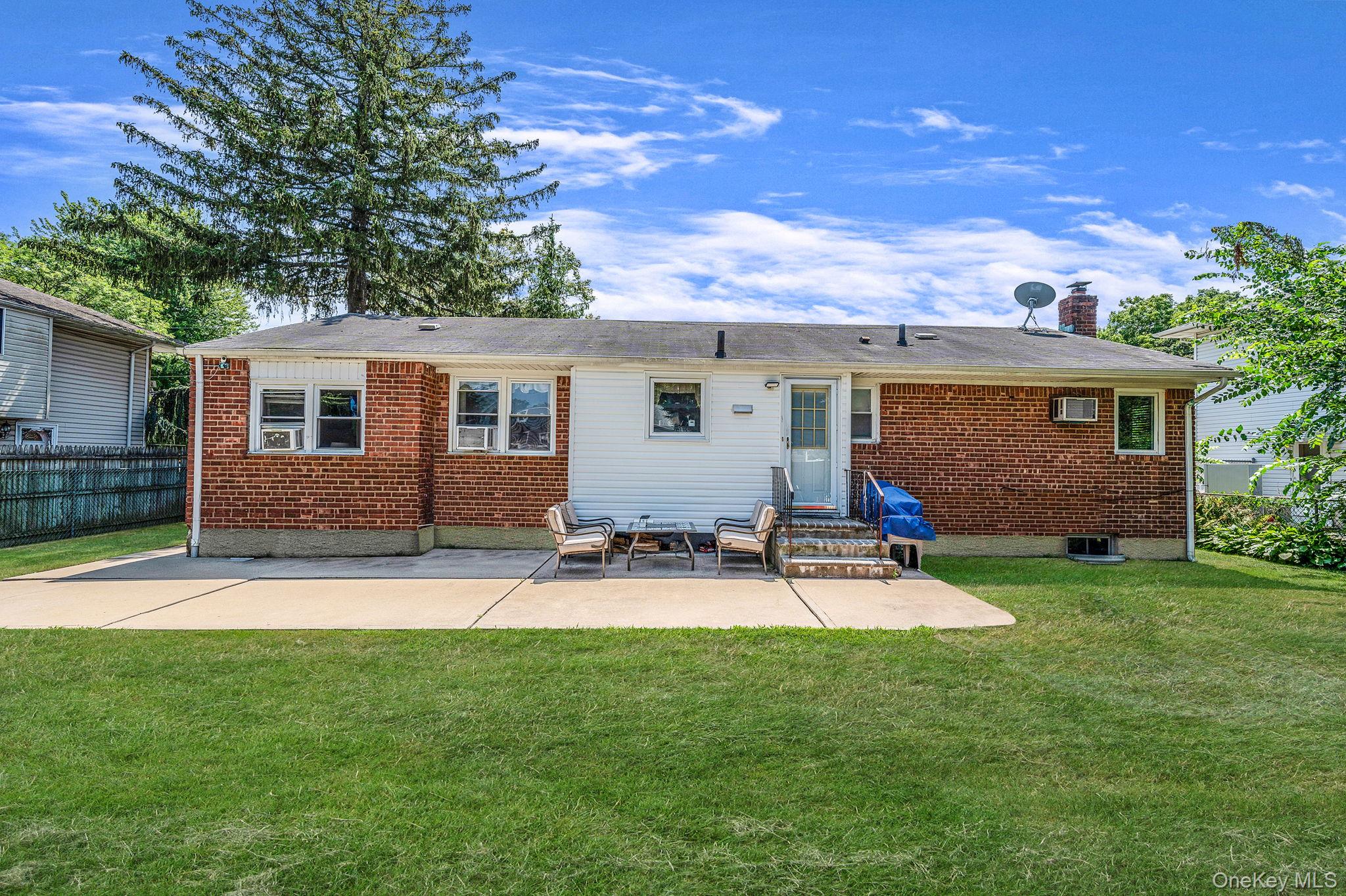 17 McKinley Avenue, Farmingdale, NY 11735