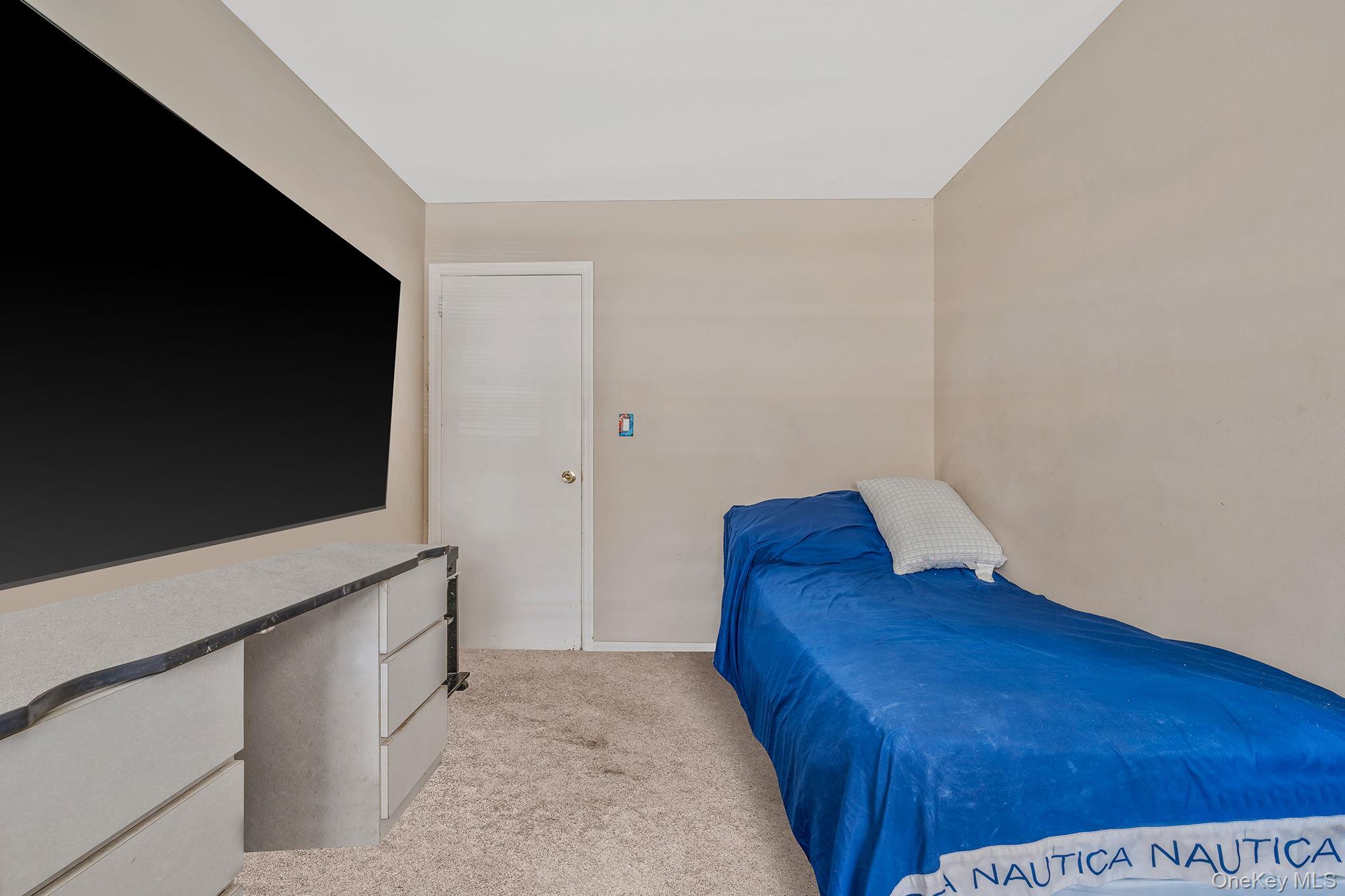 17 McKinley Avenue, Farmingdale, NY 11735