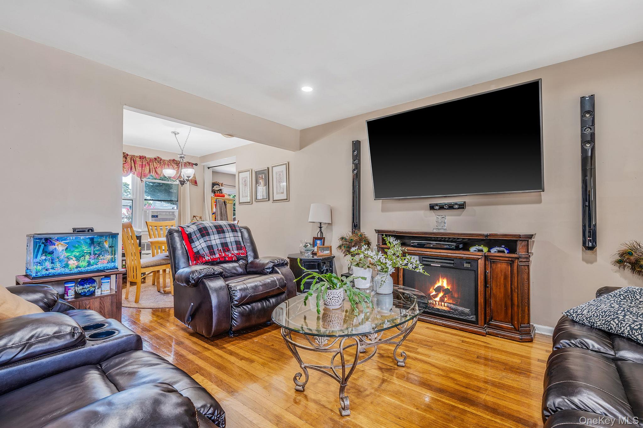 17 McKinley Avenue, Farmingdale, NY 11735