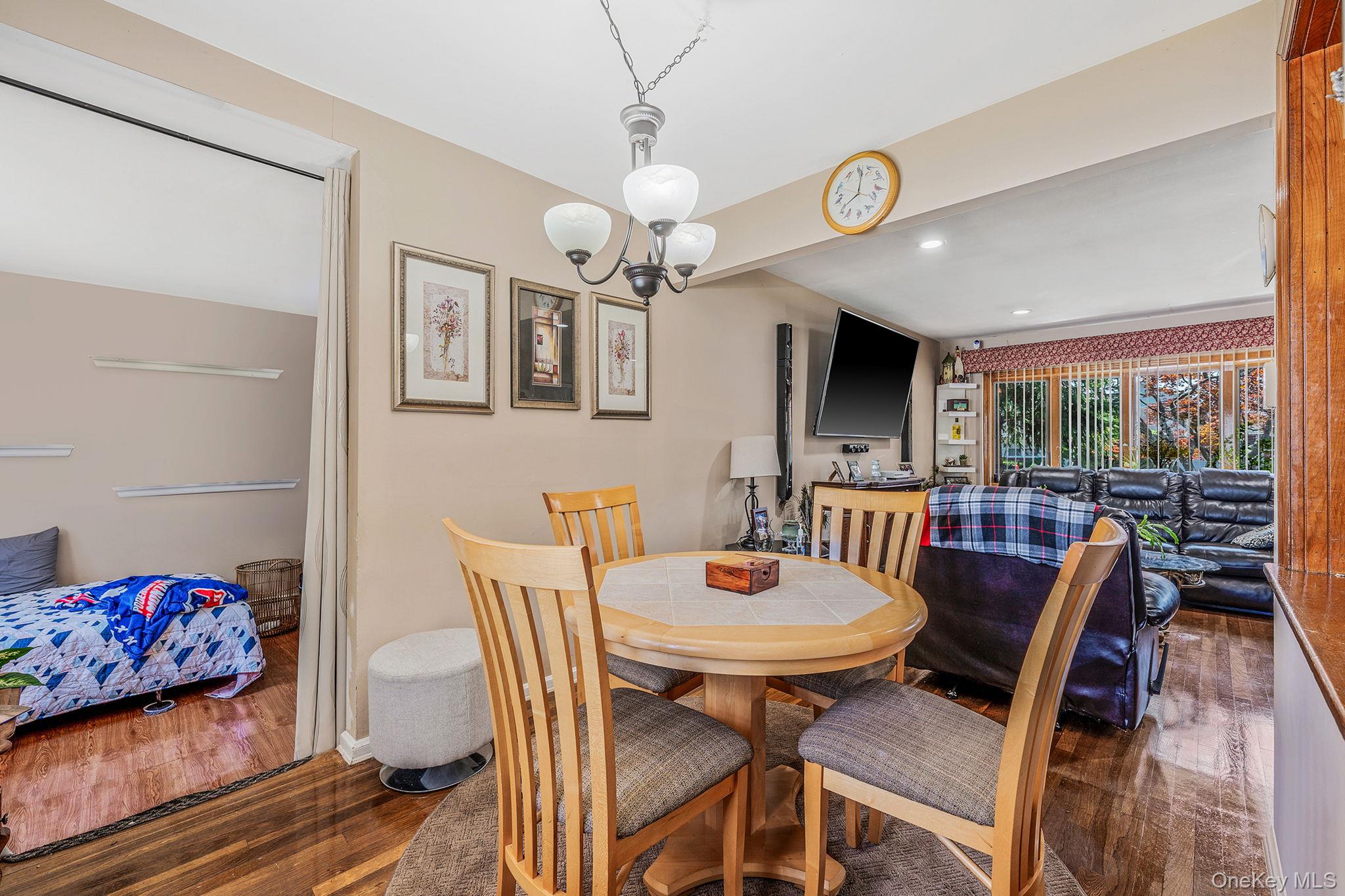 17 McKinley Avenue, Farmingdale, NY 11735