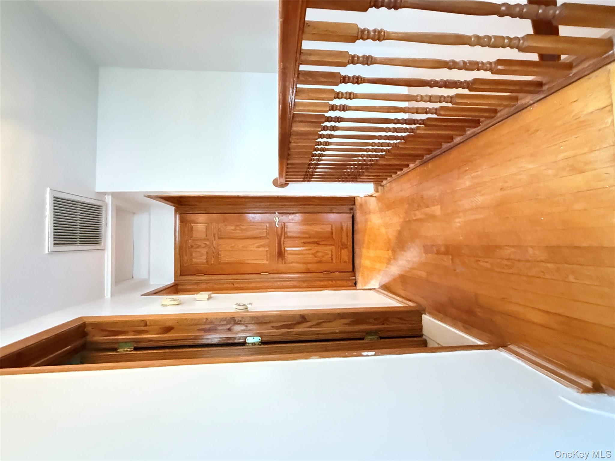 5 Garfield Place, Roslyn Heights, NY 11577