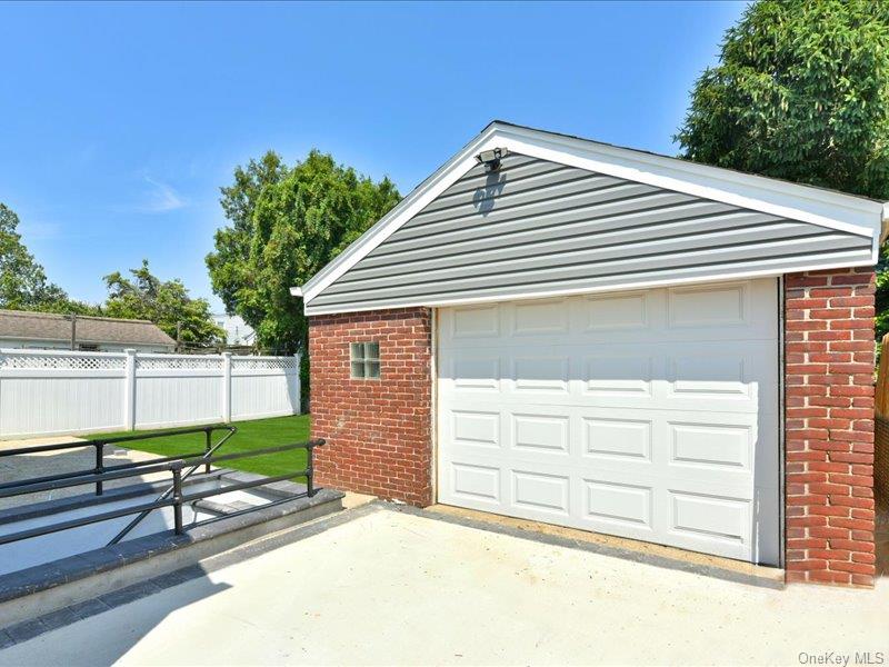 180 evelyn Road, Mineola, NY 11501