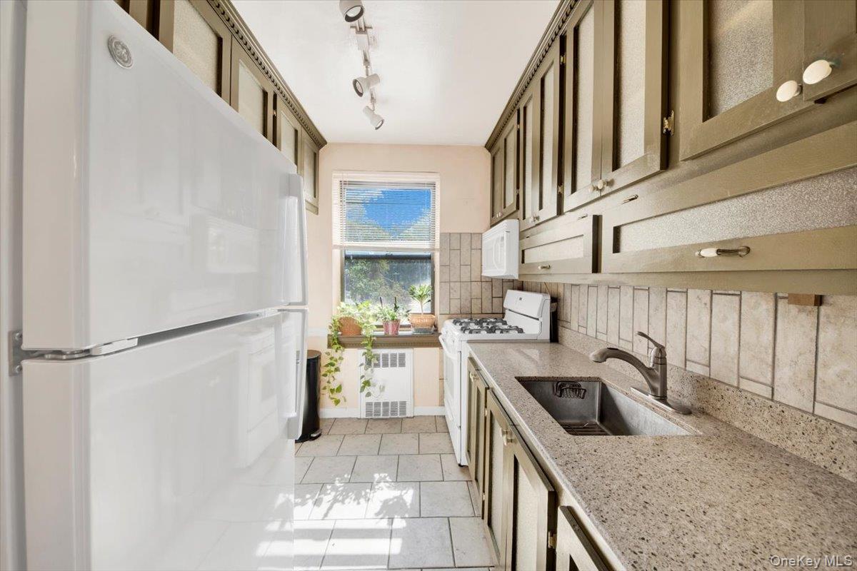 25-40 Union Street # 3F, Flushing, NY 11354