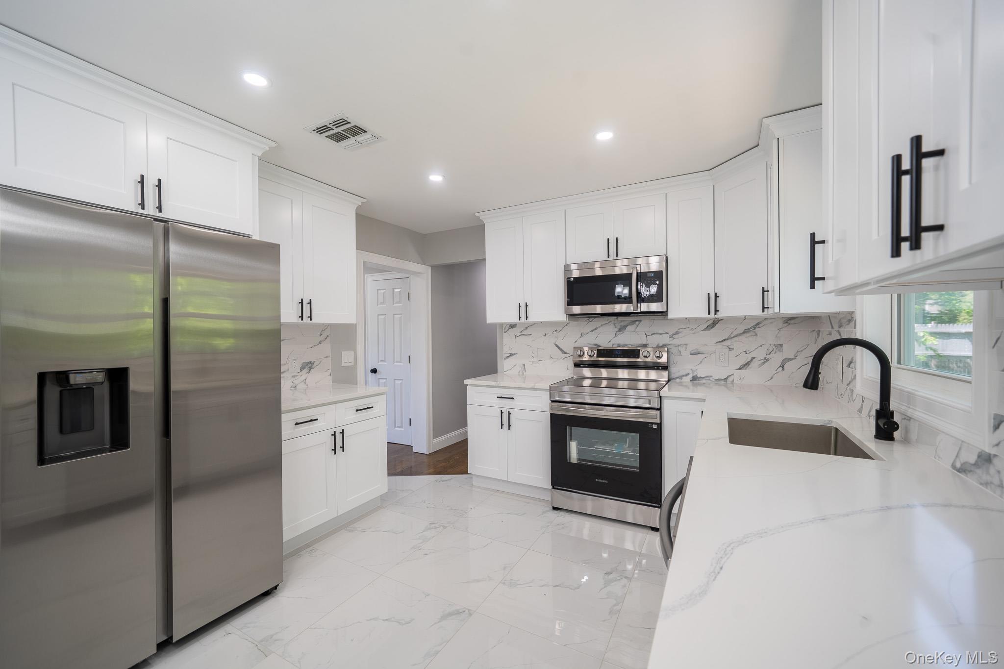 23 Wheat Path Road W, Mount Sinai, NY 11766