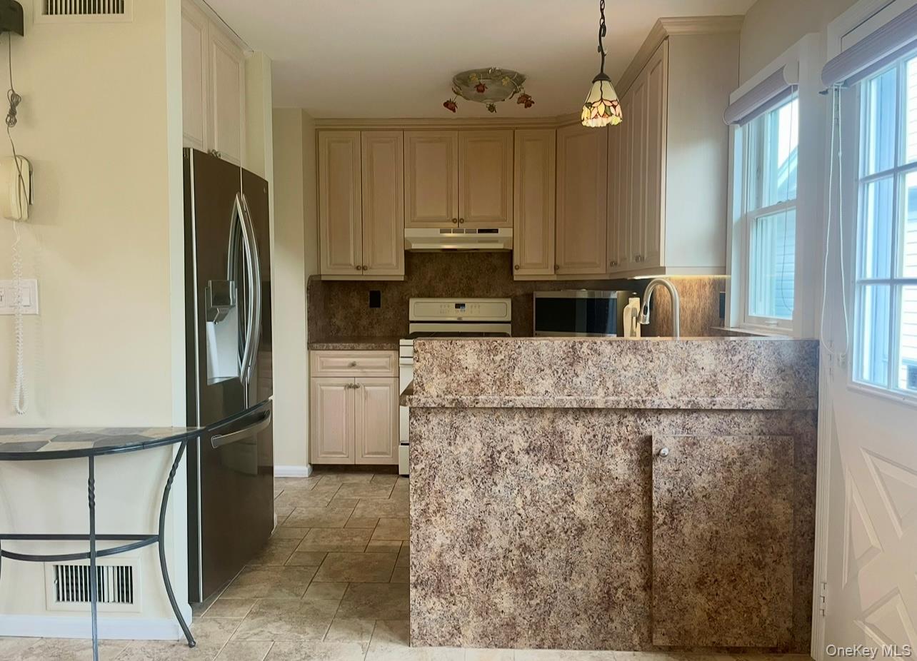 42 Primrose Lane # 42, North Babylon, NY 11703