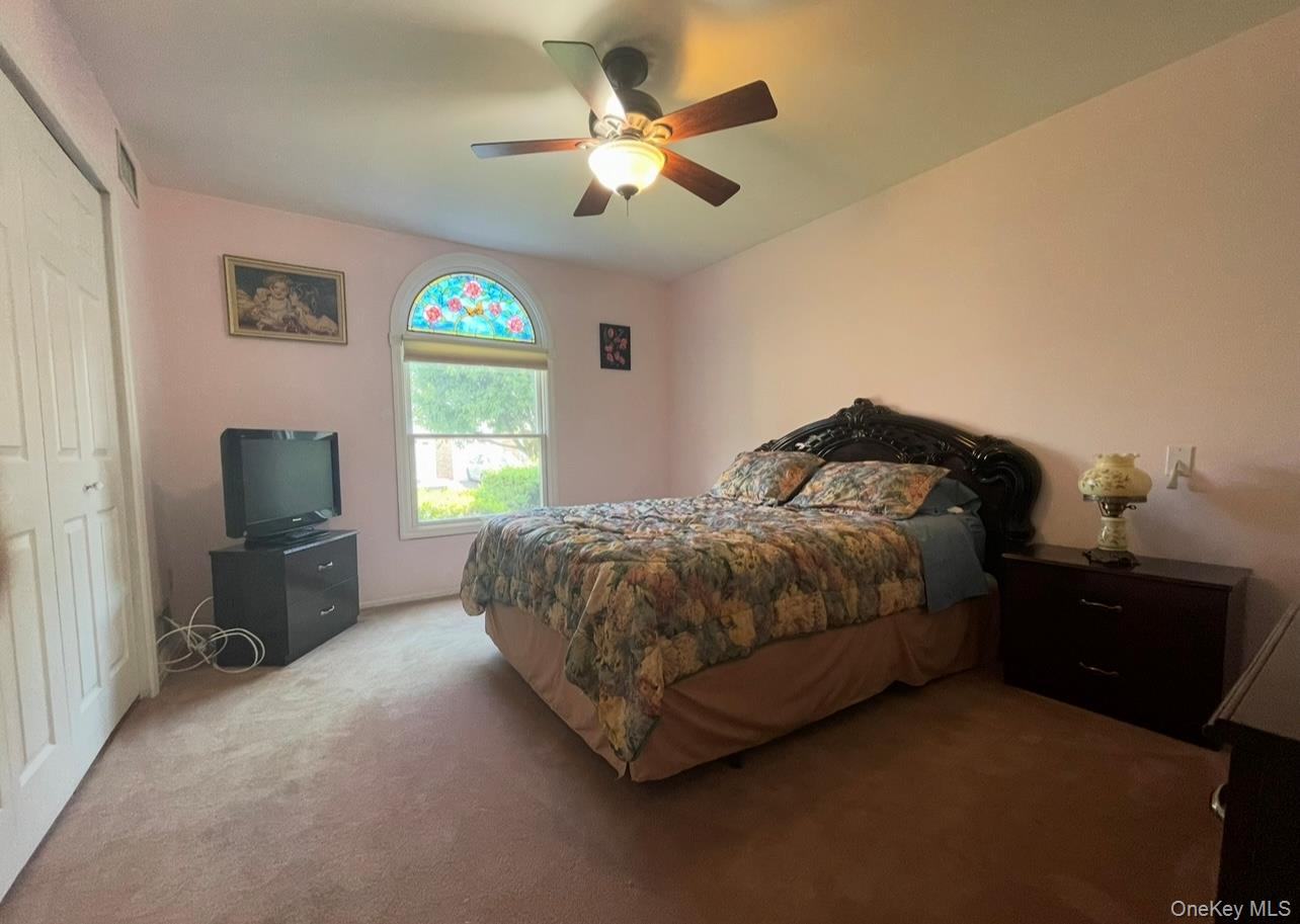 42 Primrose Lane # 42, North Babylon, NY 11703