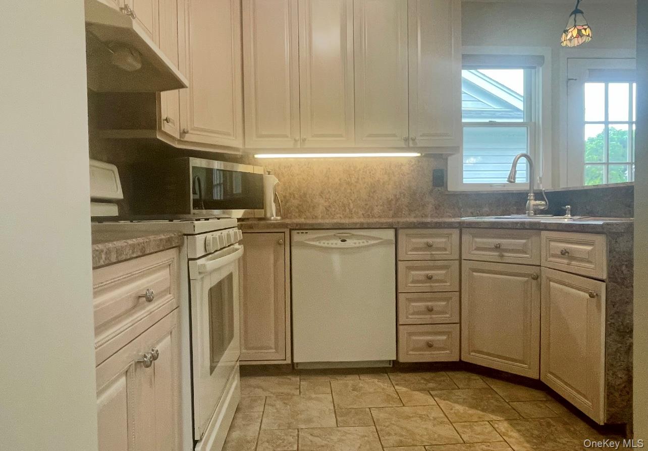 42 Primrose Lane # 42, North Babylon, NY 11703