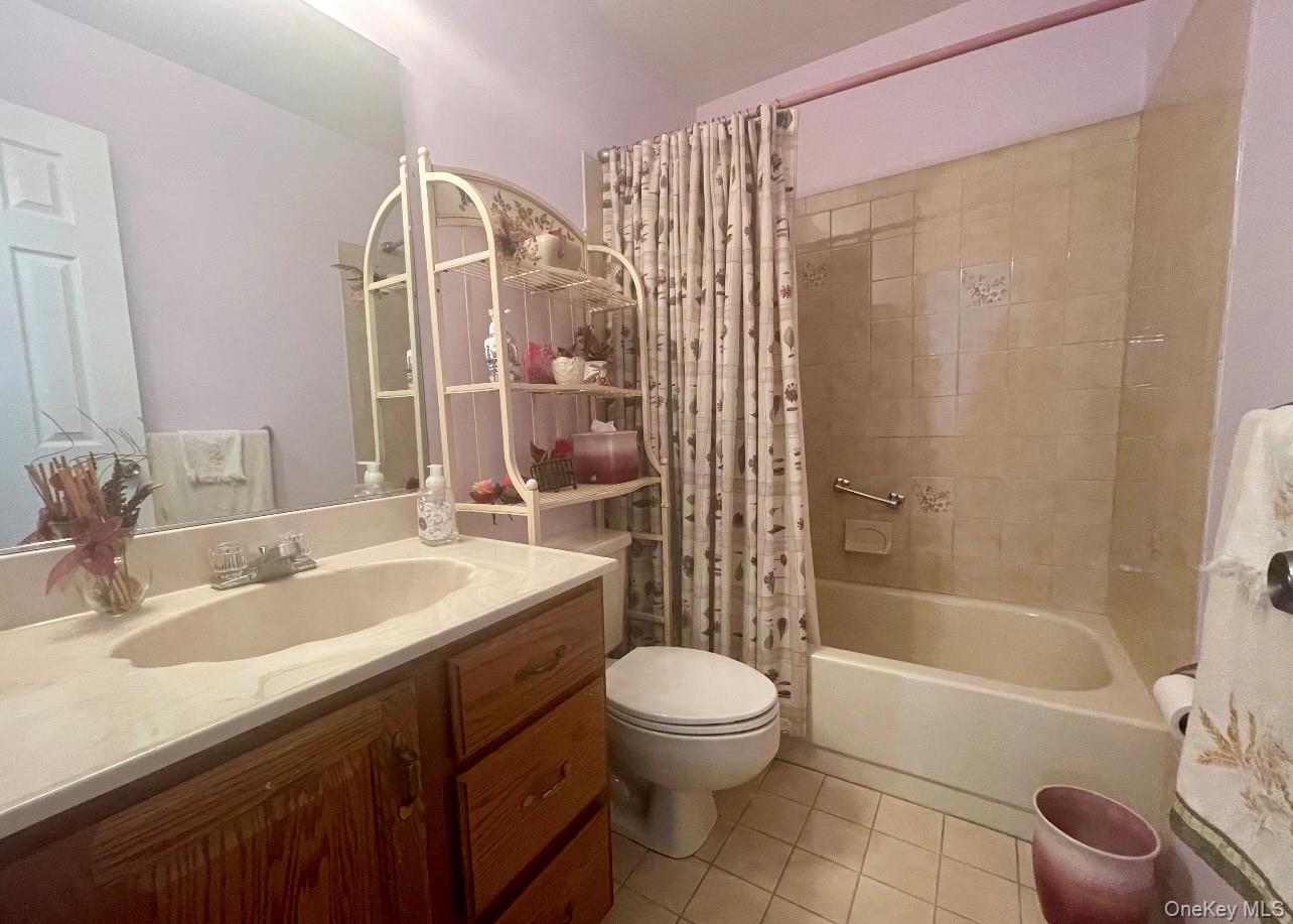 42 Primrose Lane # 42, North Babylon, NY 11703