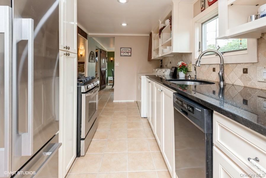 10 Stuart Avenue, Babylon, NY 11702