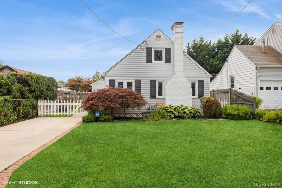 10 Stuart Avenue, Babylon, NY 11702