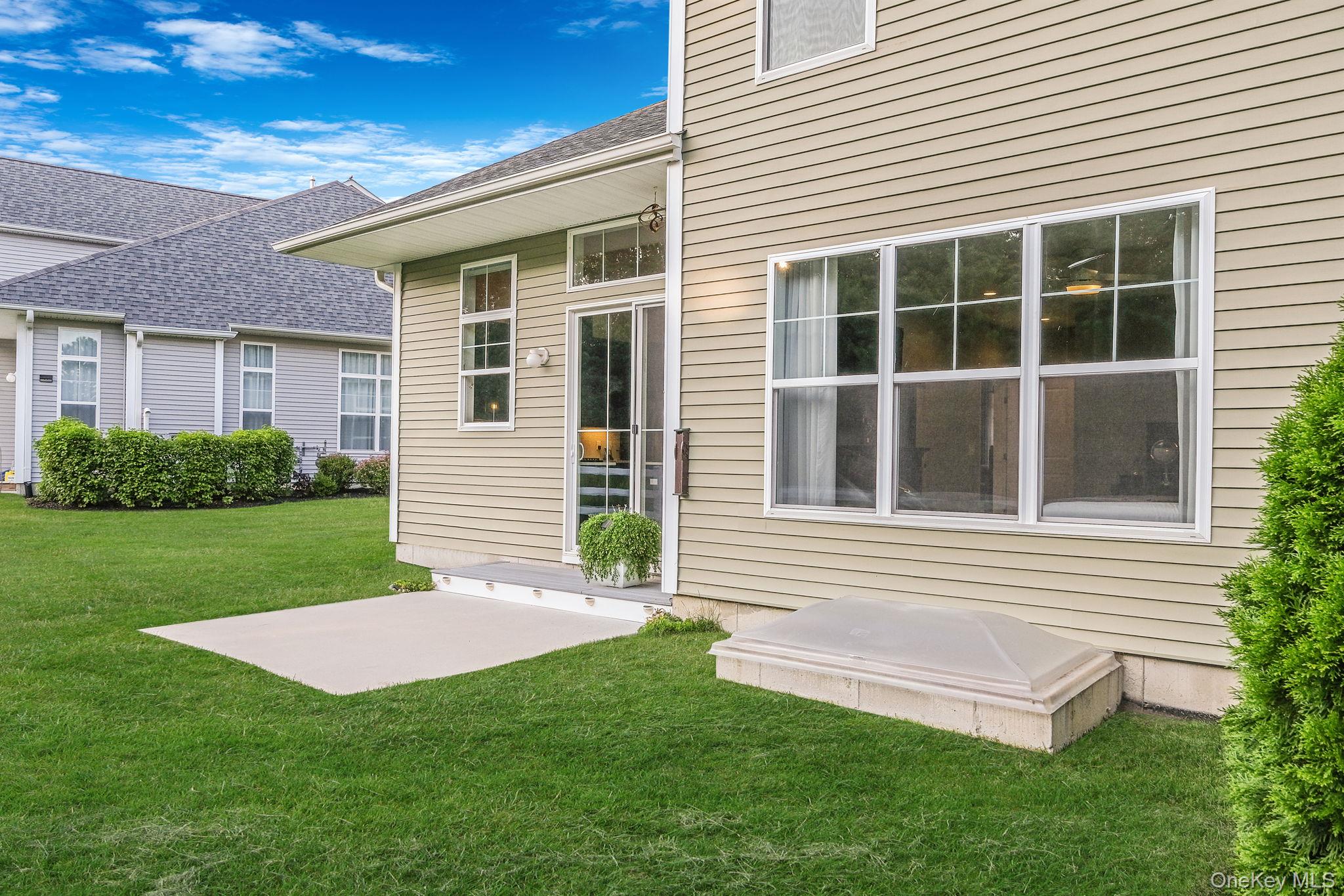 208 Belmont Circle, Yaphank, NY 11980