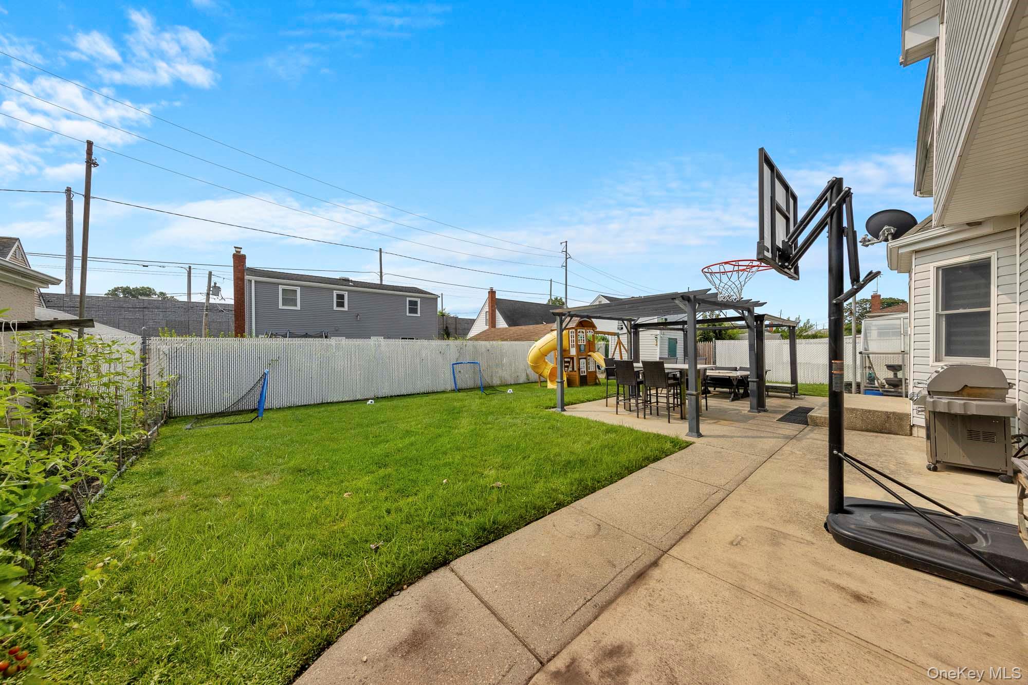 458 Mineola Avenue, Carle Place, NY 11514