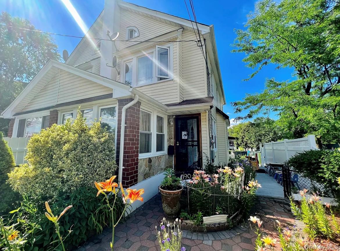 19027 109th Road, Saint Albans, NY 11412