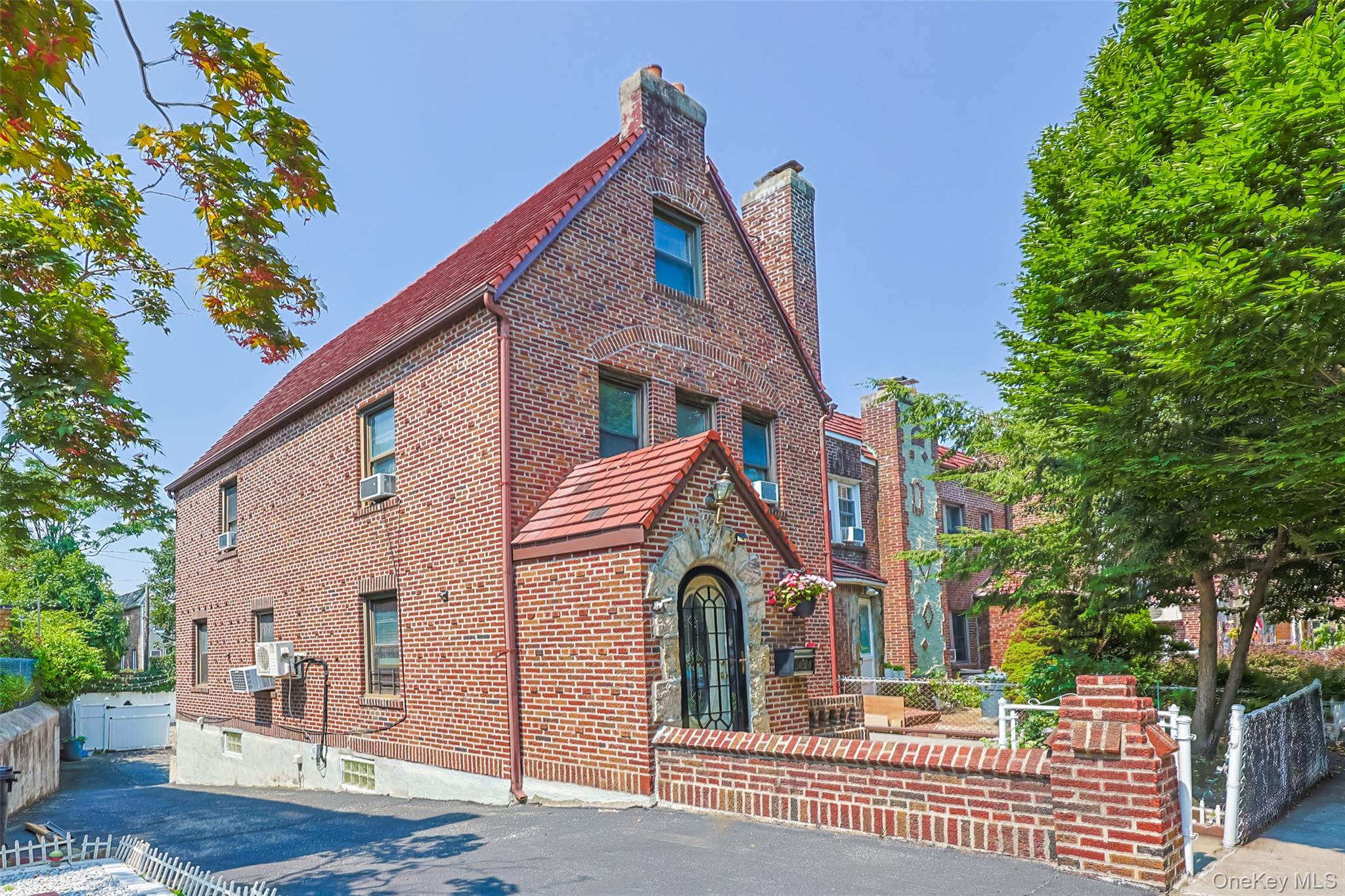 6438 84th St, Middle Village, NY 11379